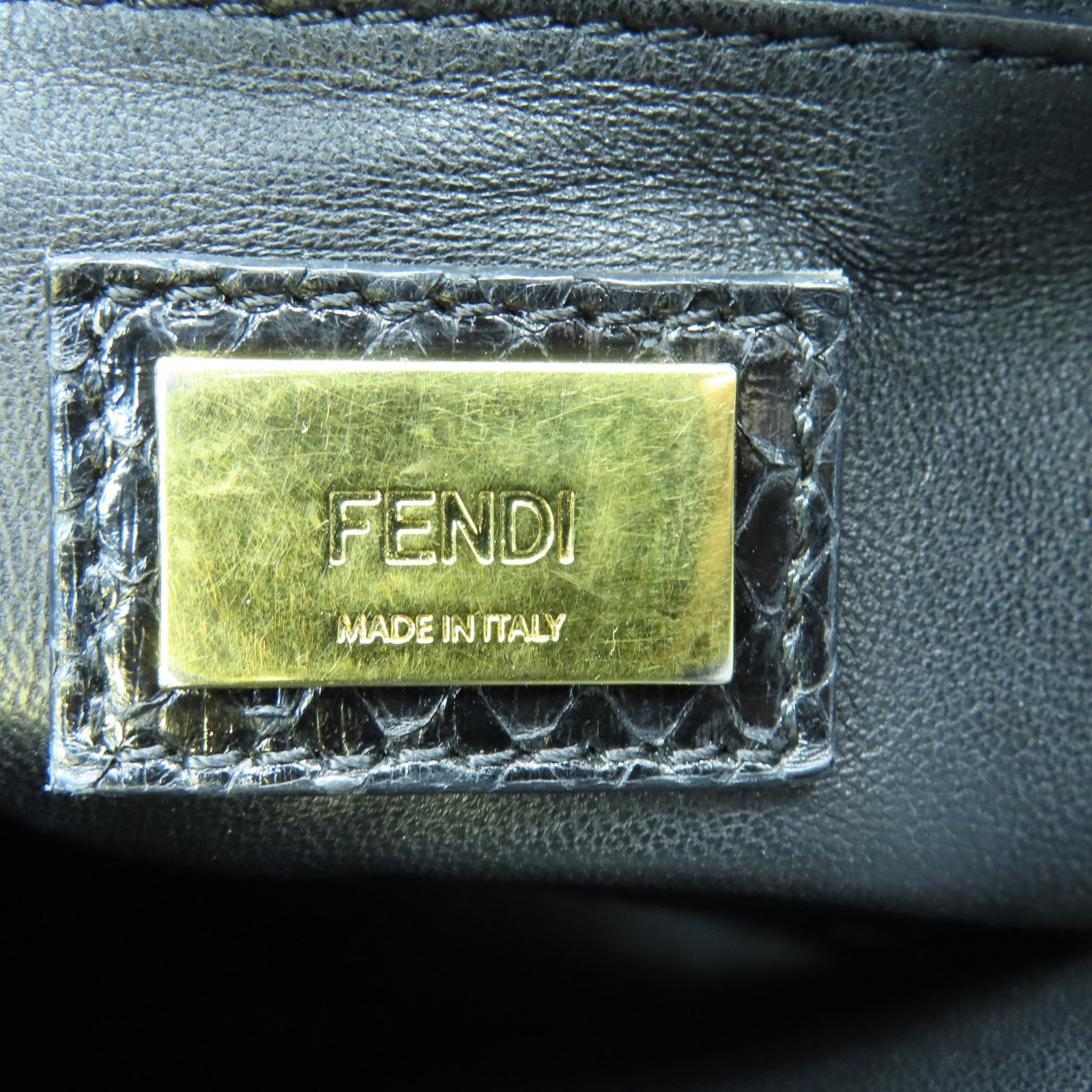 FENDI 蛇皮皮革Mini Peekapoo金扣手挽肩背兩用袋黑色