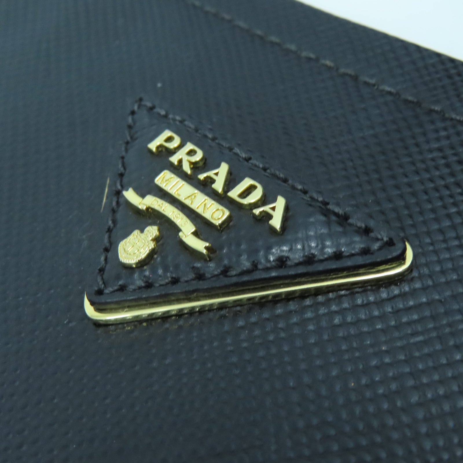 PRADA Saffiano Cuir皮革Hobo Bag金扣肩背袋