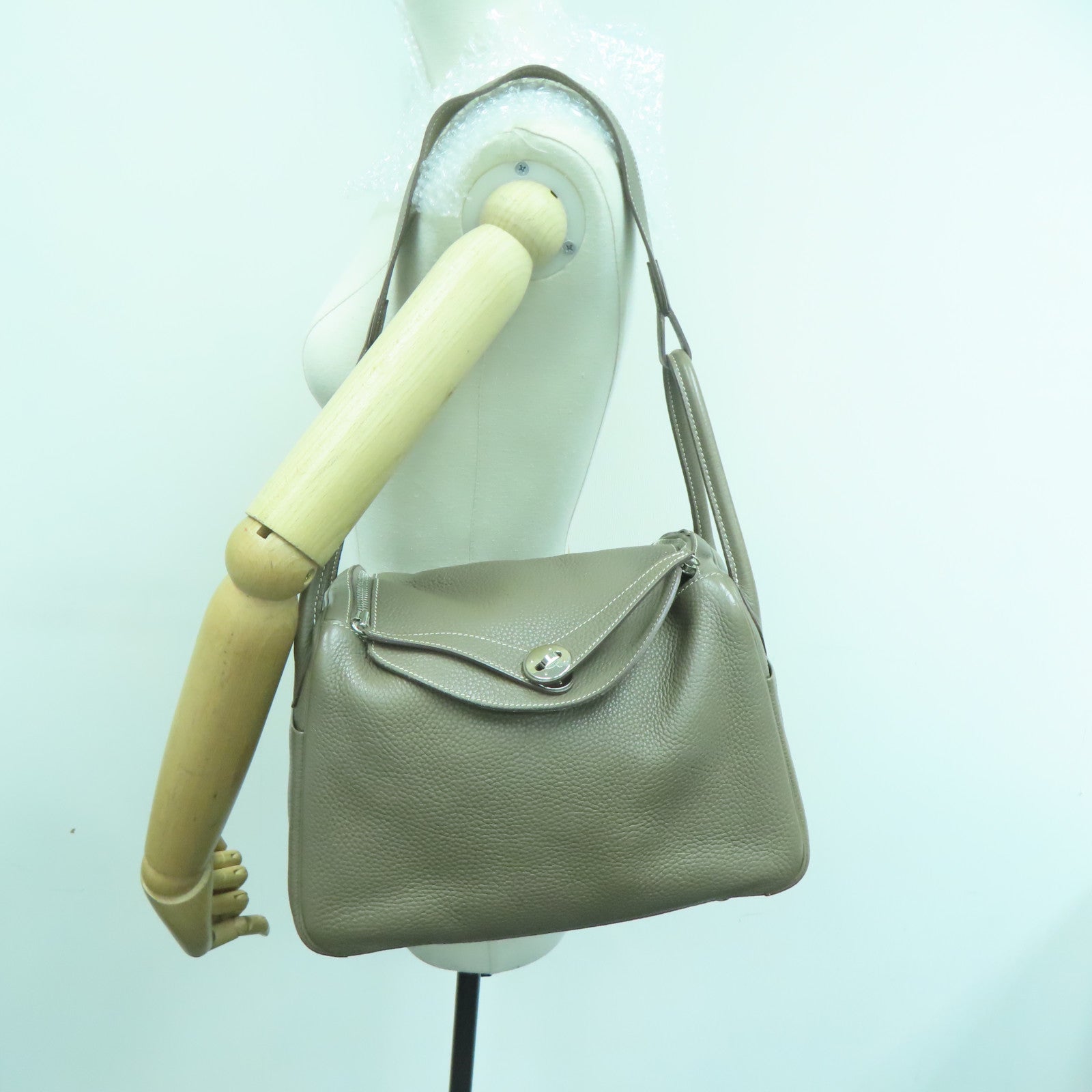 HERMES Clemence皮革Lindy 30银扣手挽肩背两用袋Etoupe/灰色