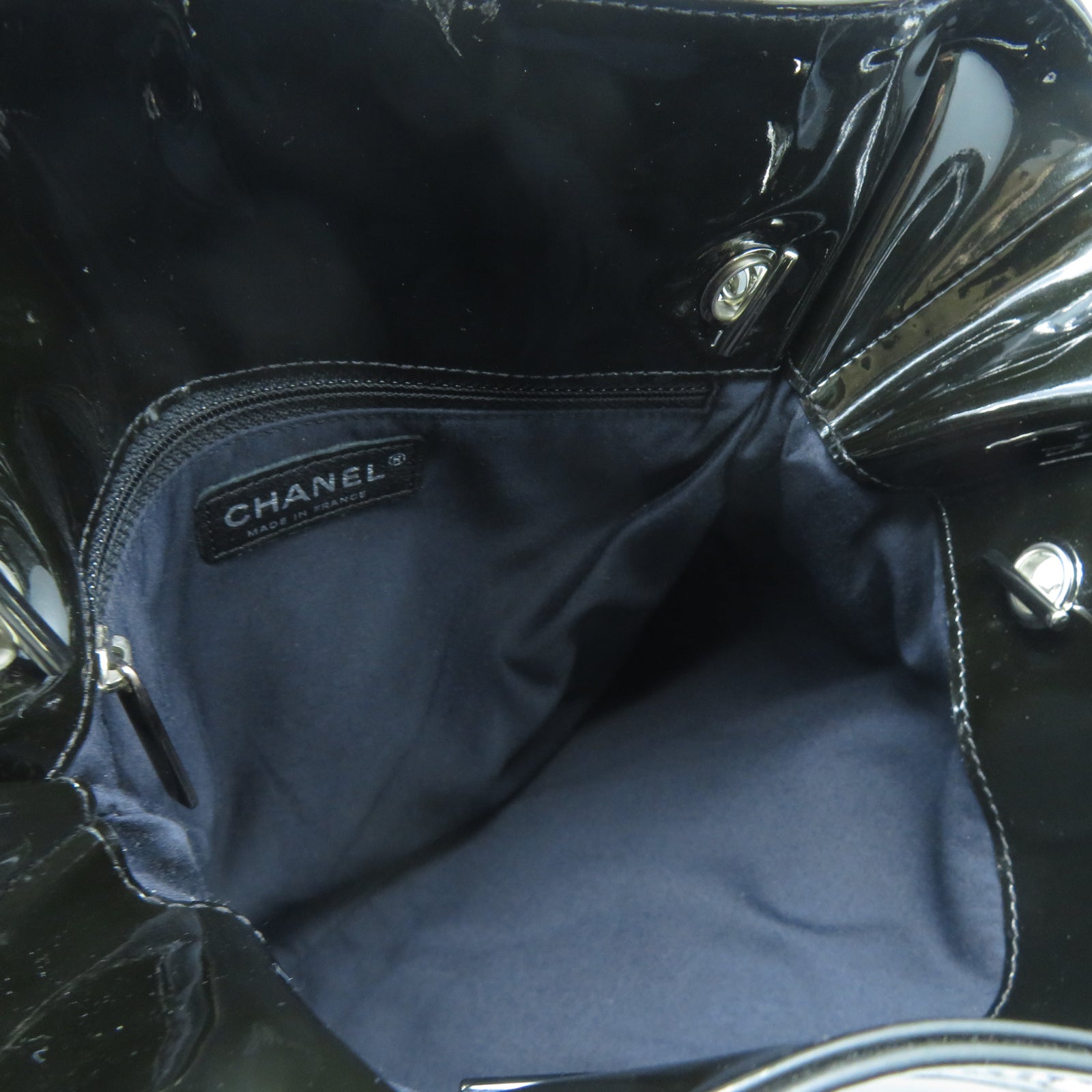 CHANEL 漆皮皮革Shoulder Bag銀扣肩背袋黑色