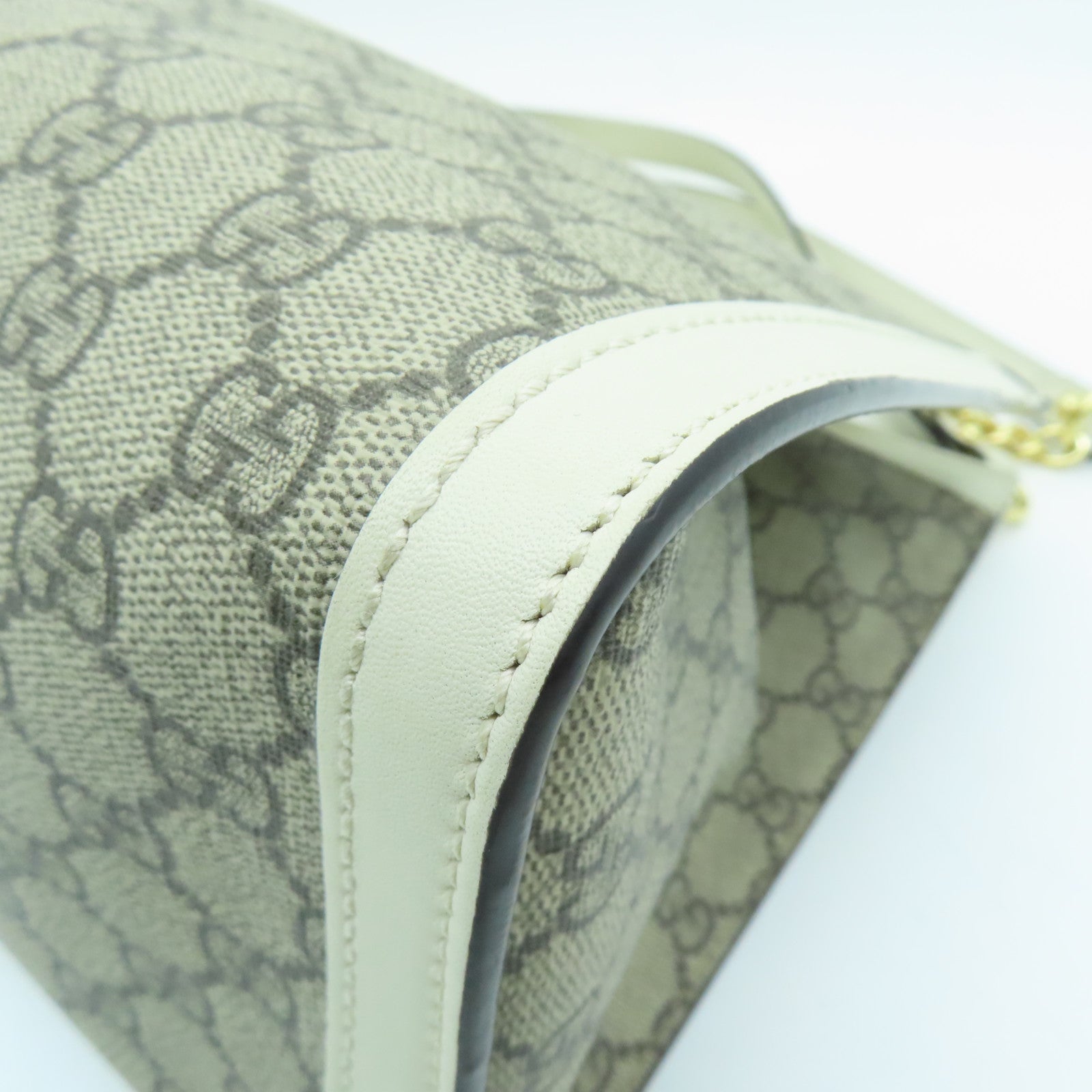 GUCCI 塗層帆布Padlock Medium Chain Shoulder Bag金扣鏈帶肩背袋棕色/白色