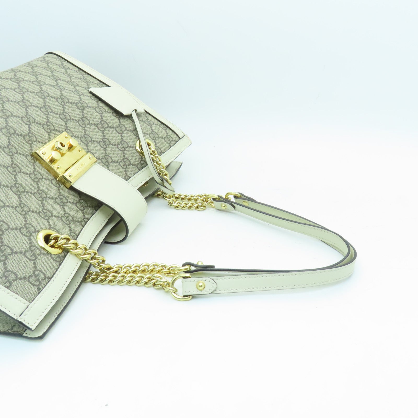 GUCCI 塗層帆布Padlock Medium Chain Shoulder Bag金扣鏈帶肩背袋棕色/白色