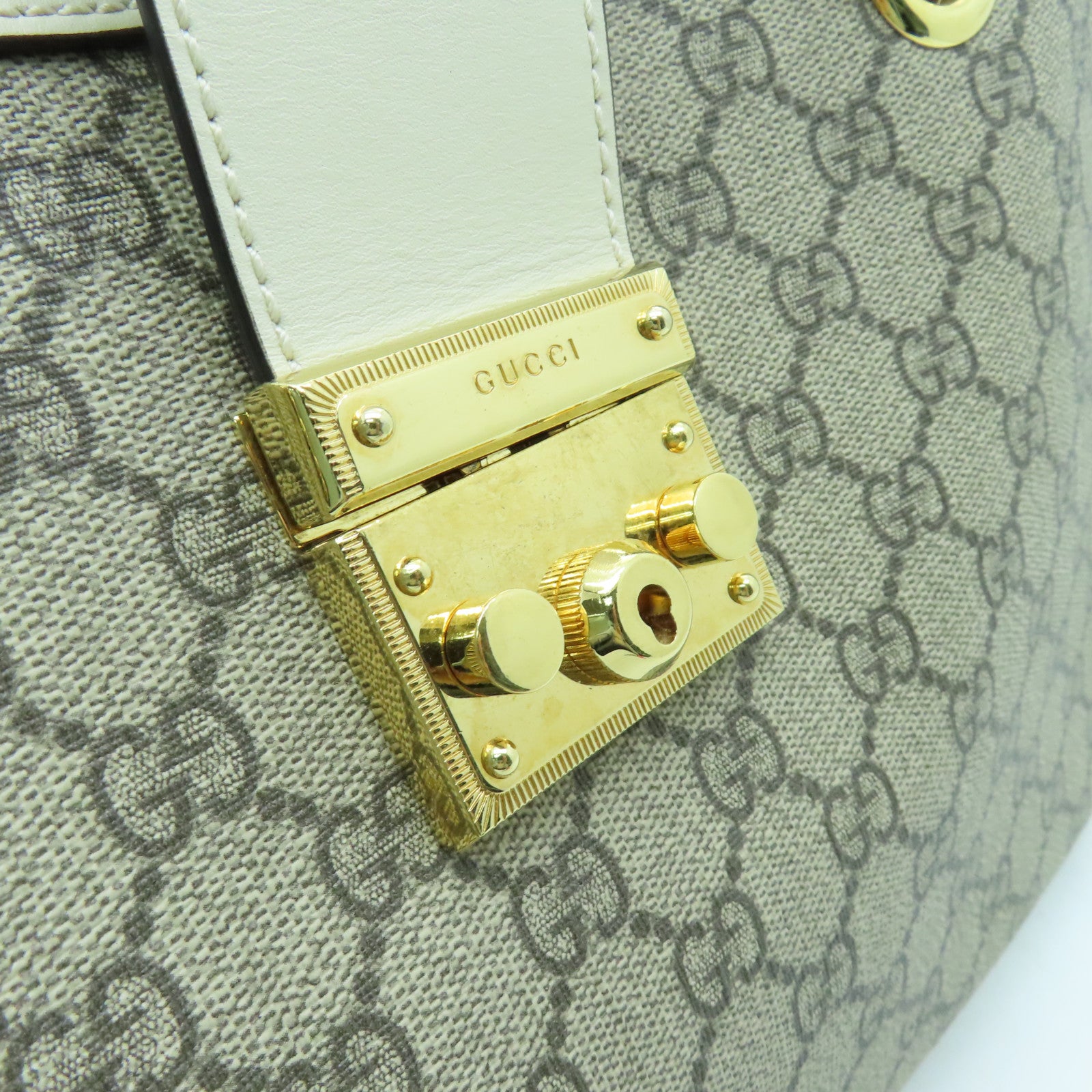 GUCCI 塗層帆布Padlock Medium Chain Shoulder Bag金扣鏈帶肩背袋棕色/白色
