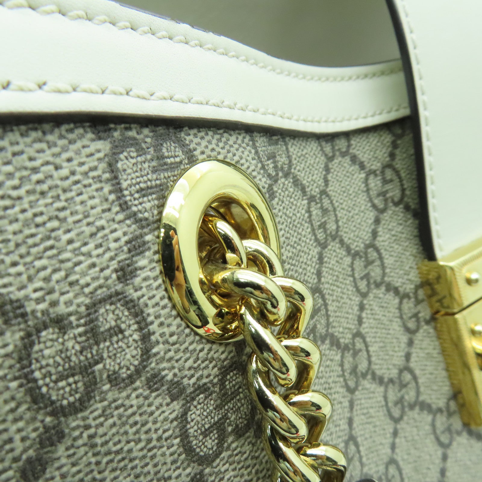 GUCCI 塗層帆布Padlock Medium Chain Shoulder Bag金扣鏈帶肩背袋棕色/白色