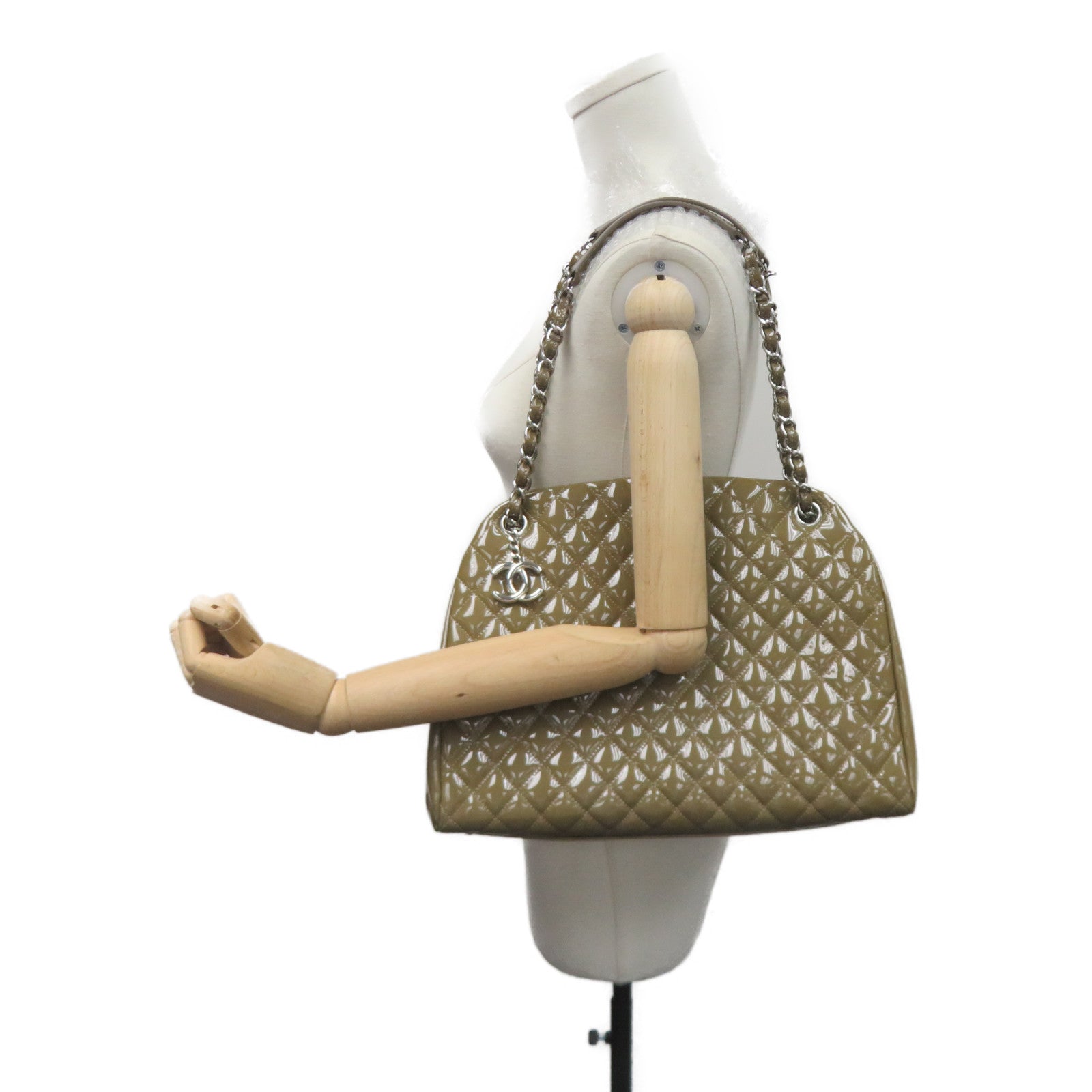 CHANEL 【激减优惠】菱格漆皮皮革Chain Shoulder银扣链带肩背袋卡其色/Khaki