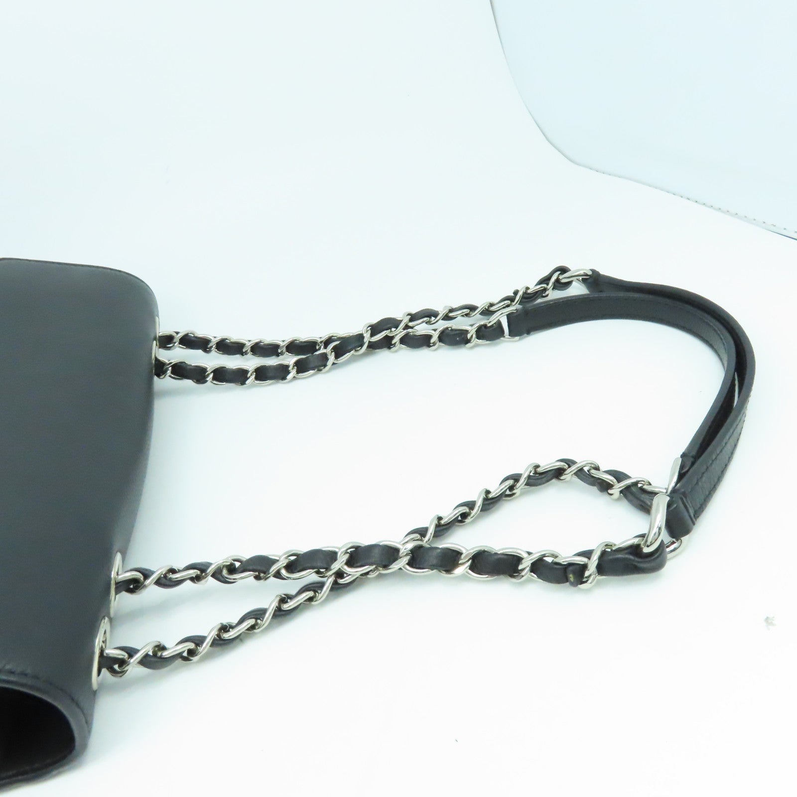 CHANEL 菱格Caviar皮革Chain Shoulder銀扣鏈帶肩背袋黑色
