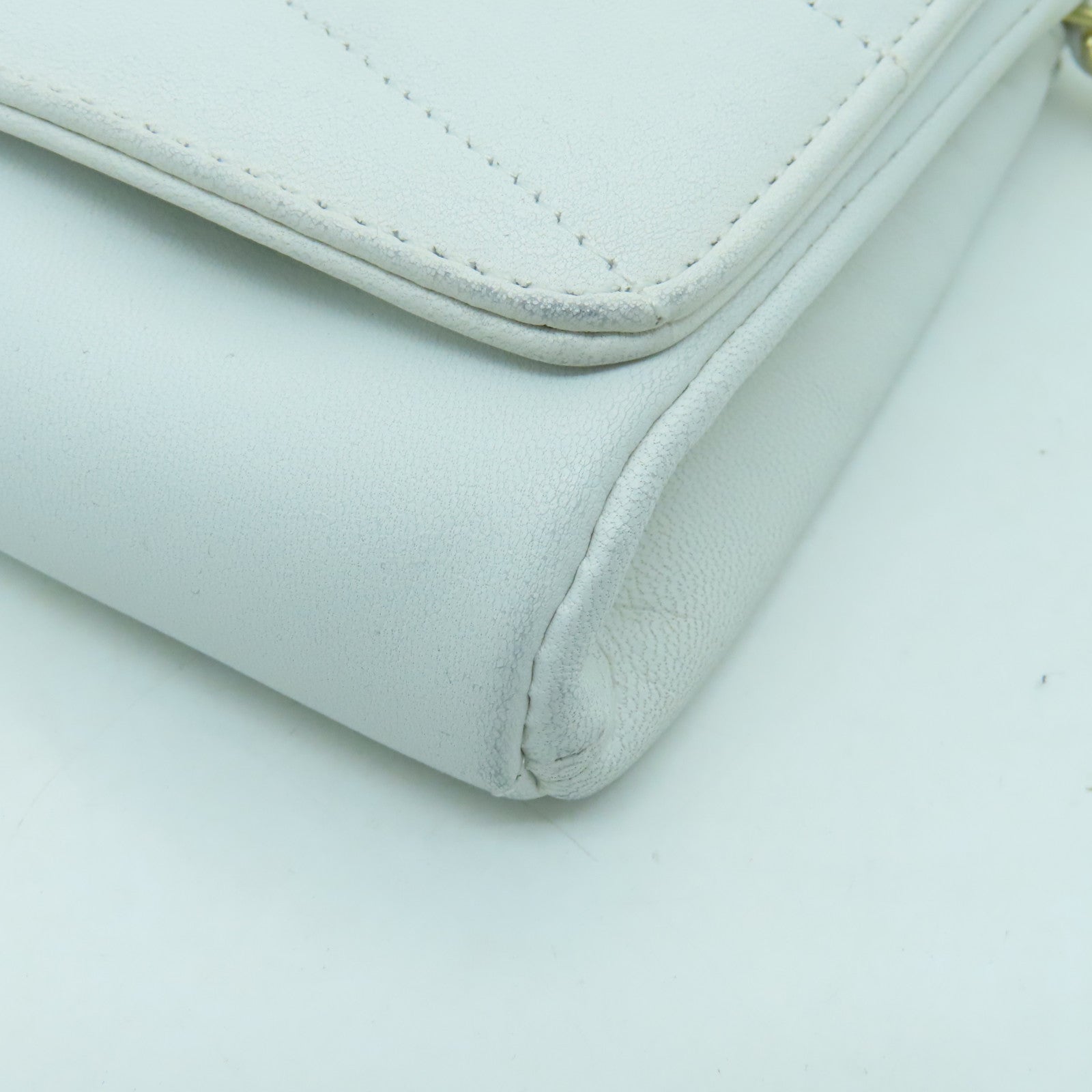 CHANEL 牛皮皮革Chain Shoulder金扣鏈帶肩背袋白色