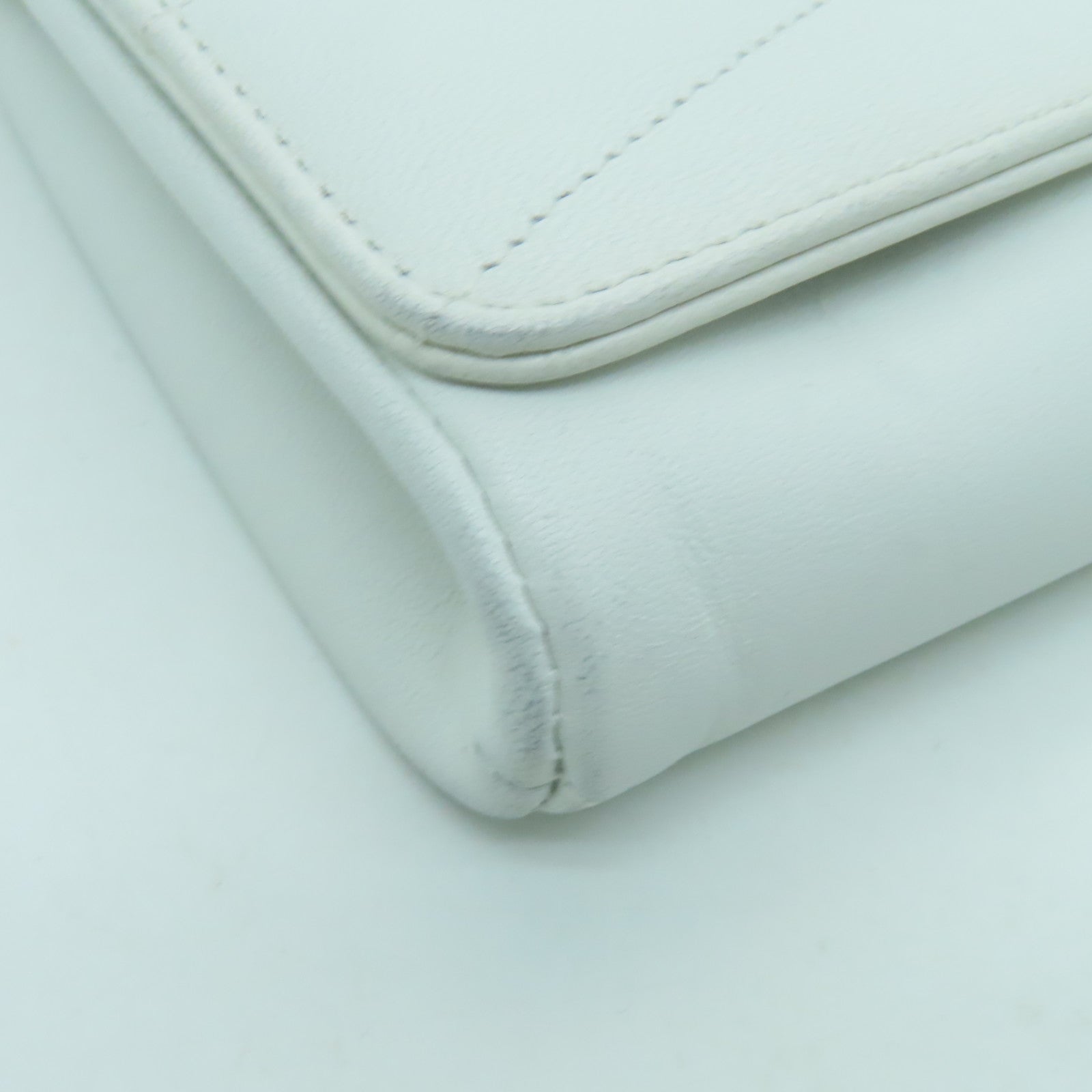 CHANEL 牛皮皮革Chain Shoulder金扣鏈帶肩背袋白色