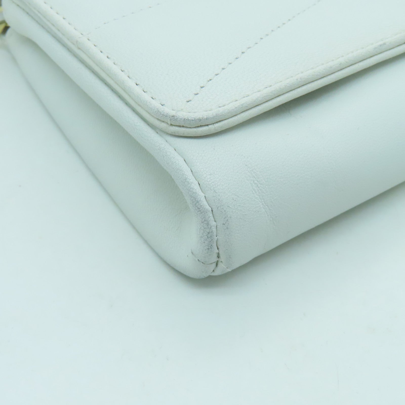 CHANEL 牛皮皮革Chain Shoulder金扣鏈帶肩背袋白色