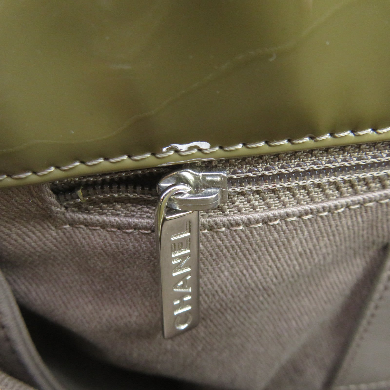 CHANEL 【激减优惠】菱格漆皮皮革Chain Shoulder银扣链带肩背袋卡其色/Khaki