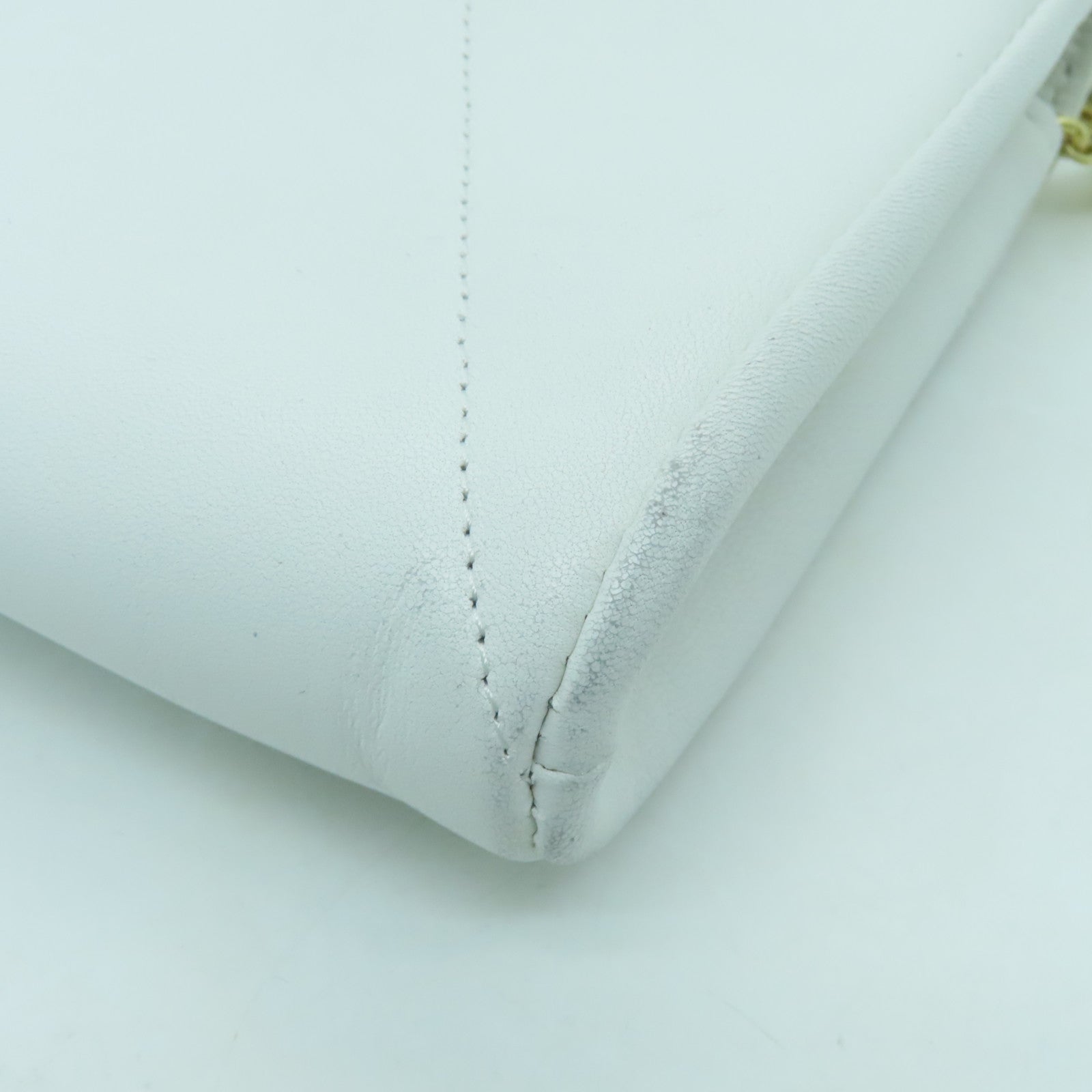 CHANEL 牛皮皮革Chain Shoulder金扣鏈帶肩背袋白色