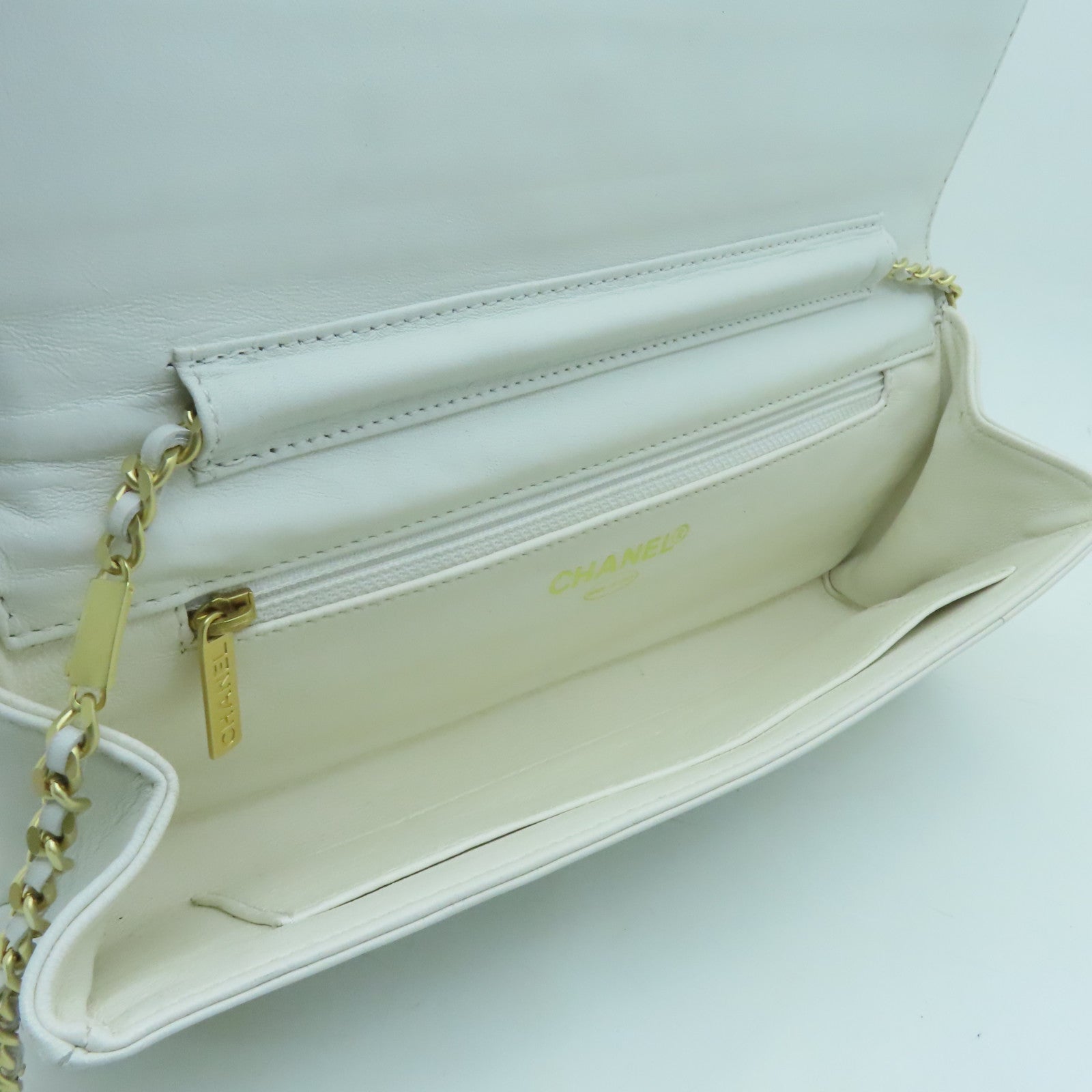 CHANEL 牛皮皮革Chain Shoulder金扣鏈帶肩背袋白色