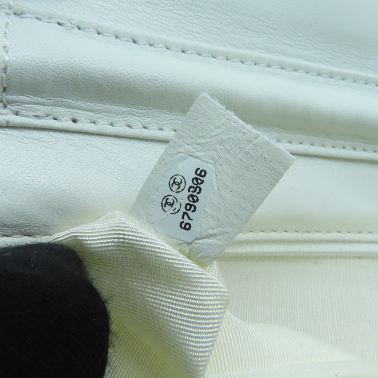 CHANEL 牛皮皮革Chain Shoulder金扣鏈帶肩背袋白色