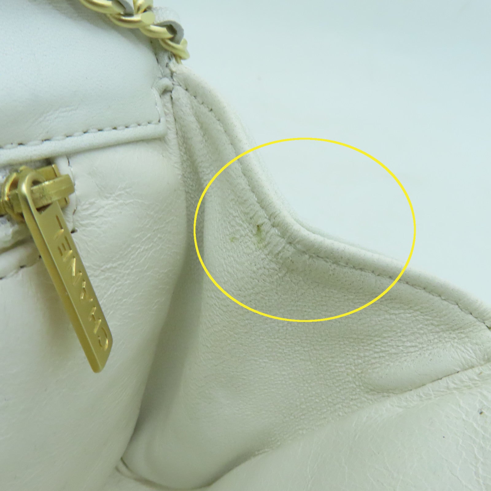 CHANEL 牛皮皮革Chain Shoulder金扣鏈帶肩背袋白色