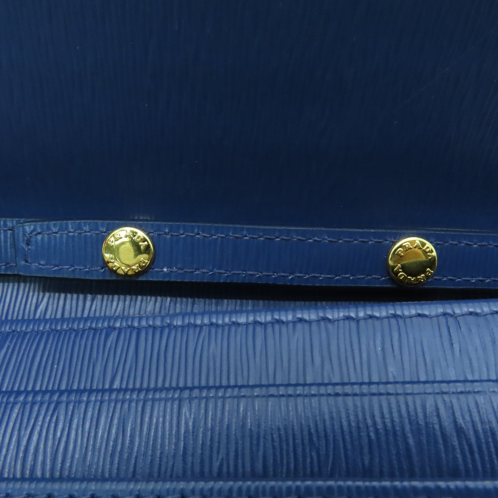 PRADA Saffiano皮革Wallet On Chain金扣鏈帶肩背袋藍色