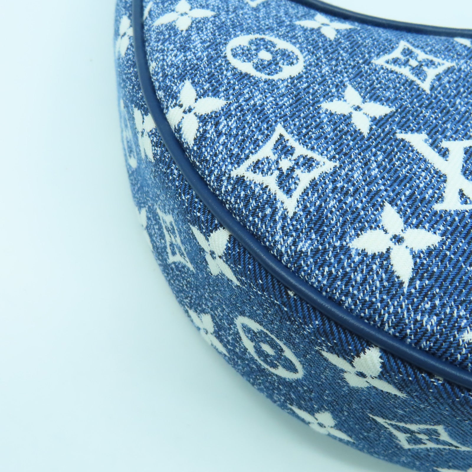 LOUIS VUITTON 牛仔布Loop PM金扣手挽肩背兩用袋藍色/白色