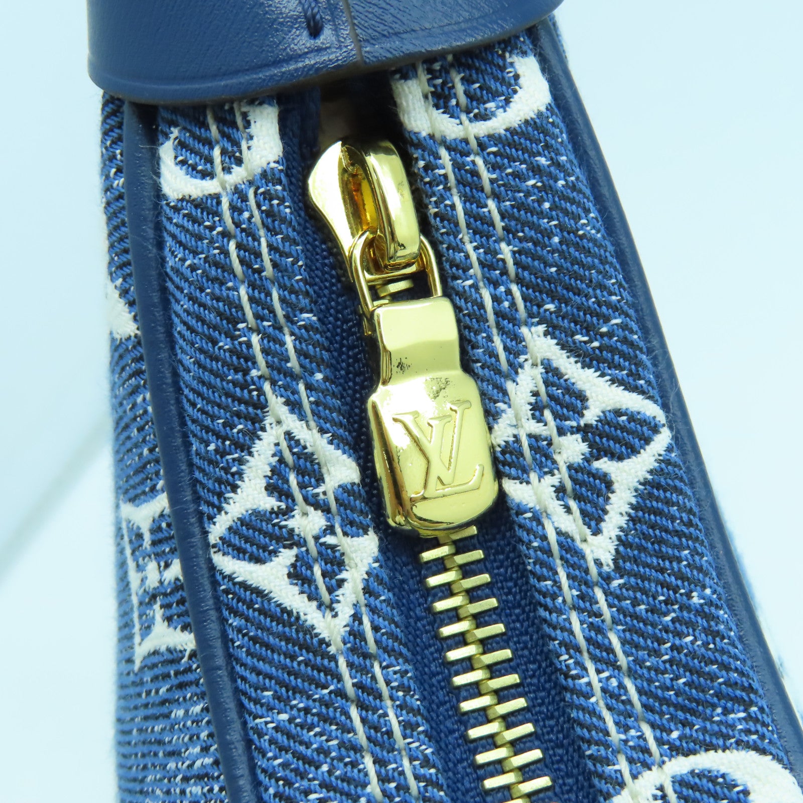 LOUIS VUITTON 牛仔布Loop PM金扣手挽肩背兩用袋藍色/白色