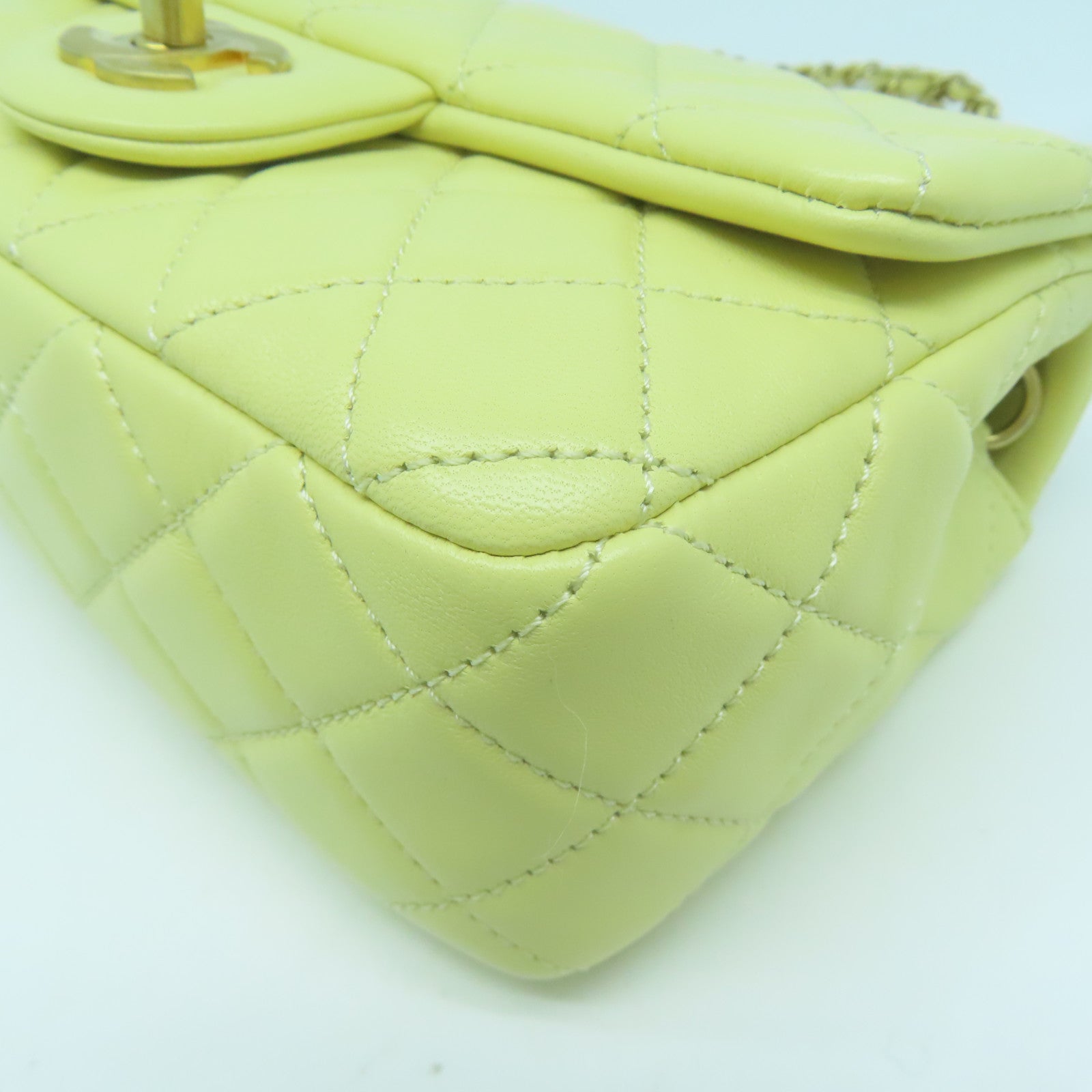 CHANEL 菱格羊皮皮革Chain Shoulder金扣鏈帶肩背袋黃色