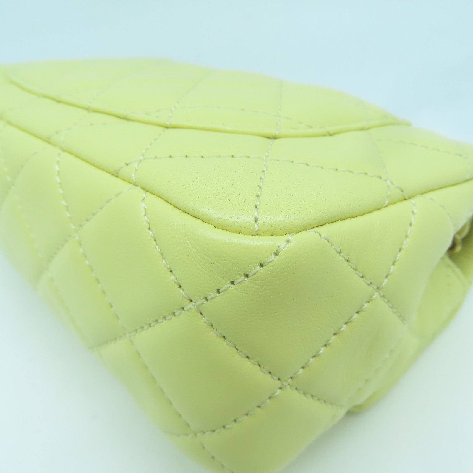 CHANEL 菱格羊皮皮革Chain Shoulder金扣鏈帶肩背袋黃色