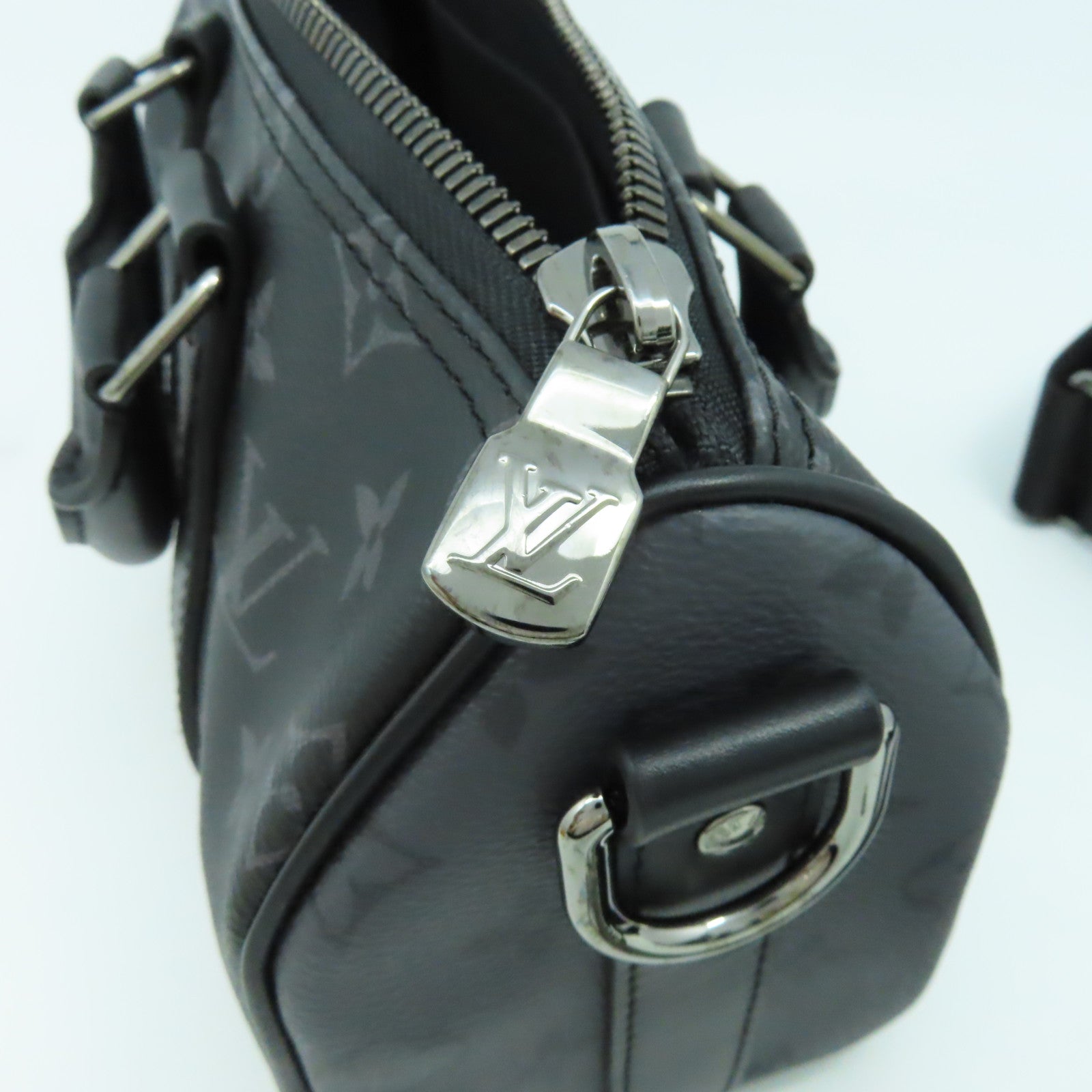 LOUIS VUITTON Monogram Eclipse Keepall Bandouliere 25銀扣手挽肩背兩用袋黑色
