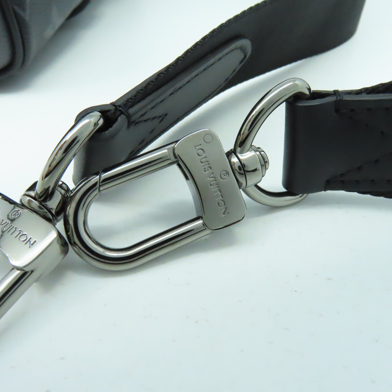 LOUIS VUITTON Monogram Eclipse Keepall Bandouliere 25銀扣手挽肩背兩用袋黑色