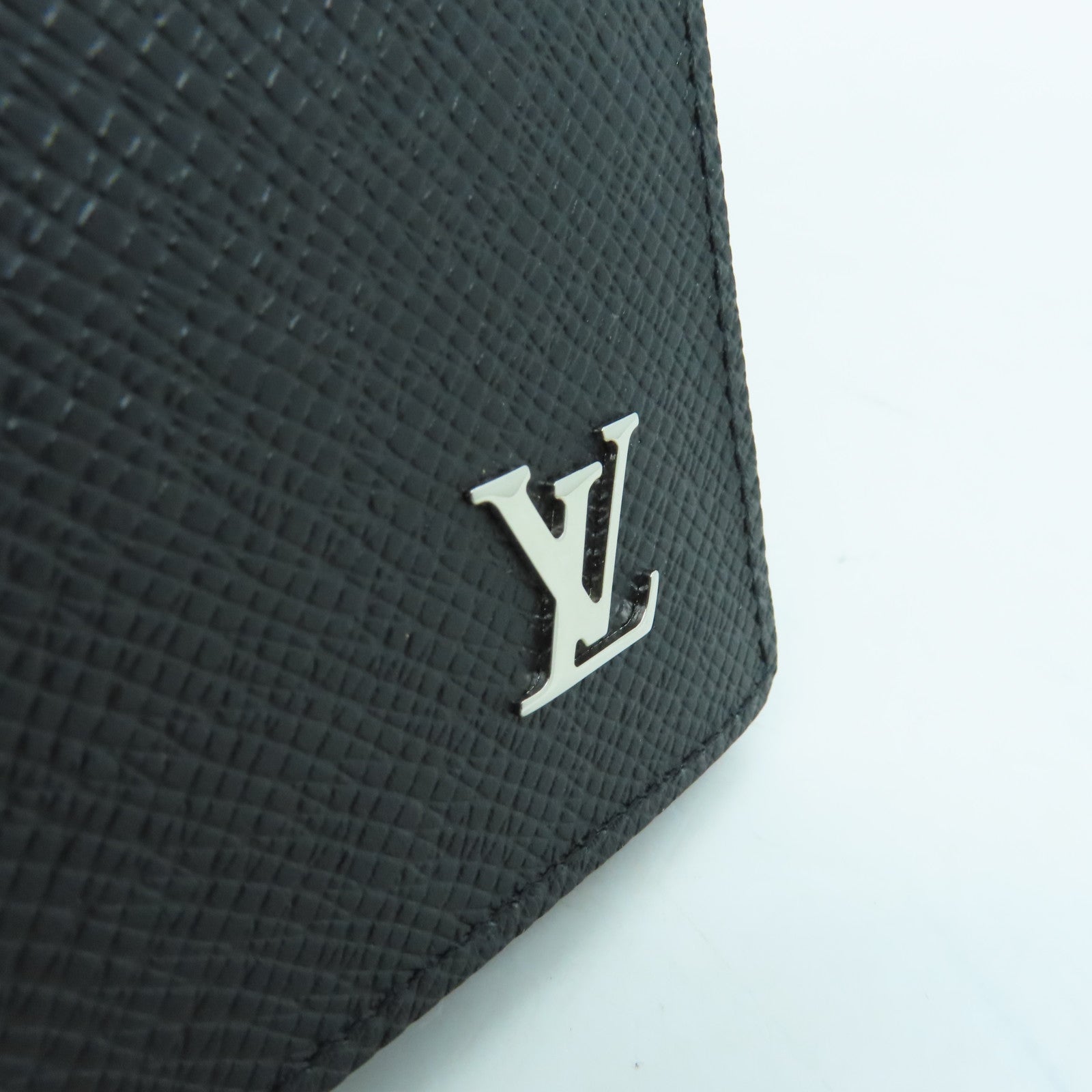 LOUIS VUITTON Taiga Brazza Silver Buckle Long Wallet Black
