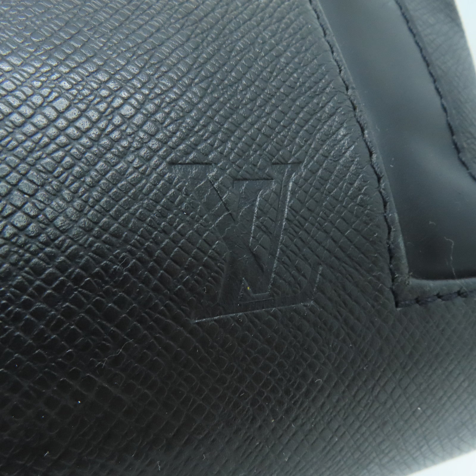 LOUIS VUITTON Taiga Kasbek PM银扣手挽袋黑色