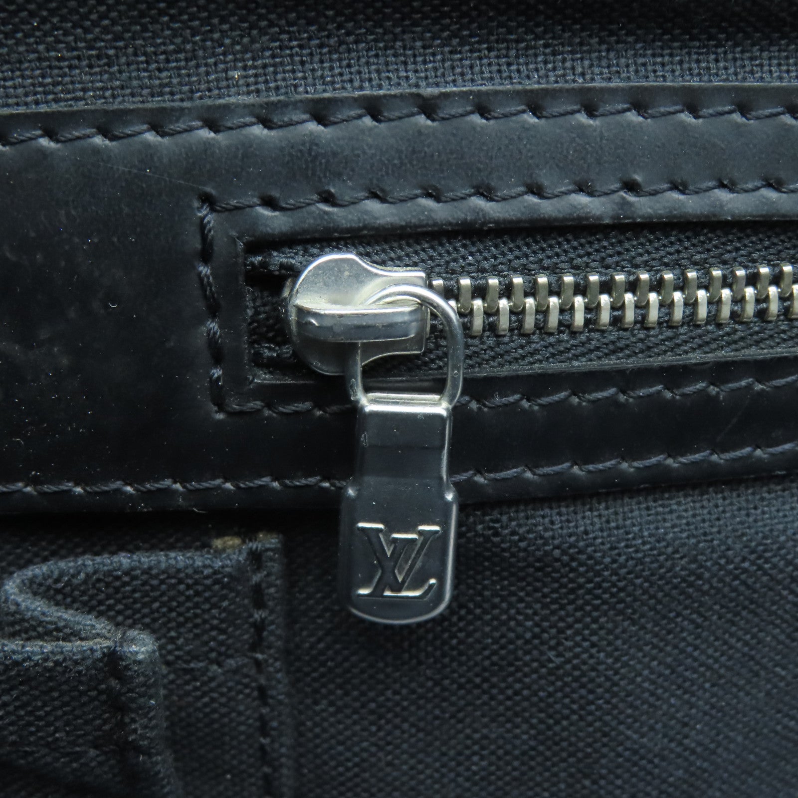 LOUIS VUITTON Taiga Kasbek PM银扣手挽袋黑色