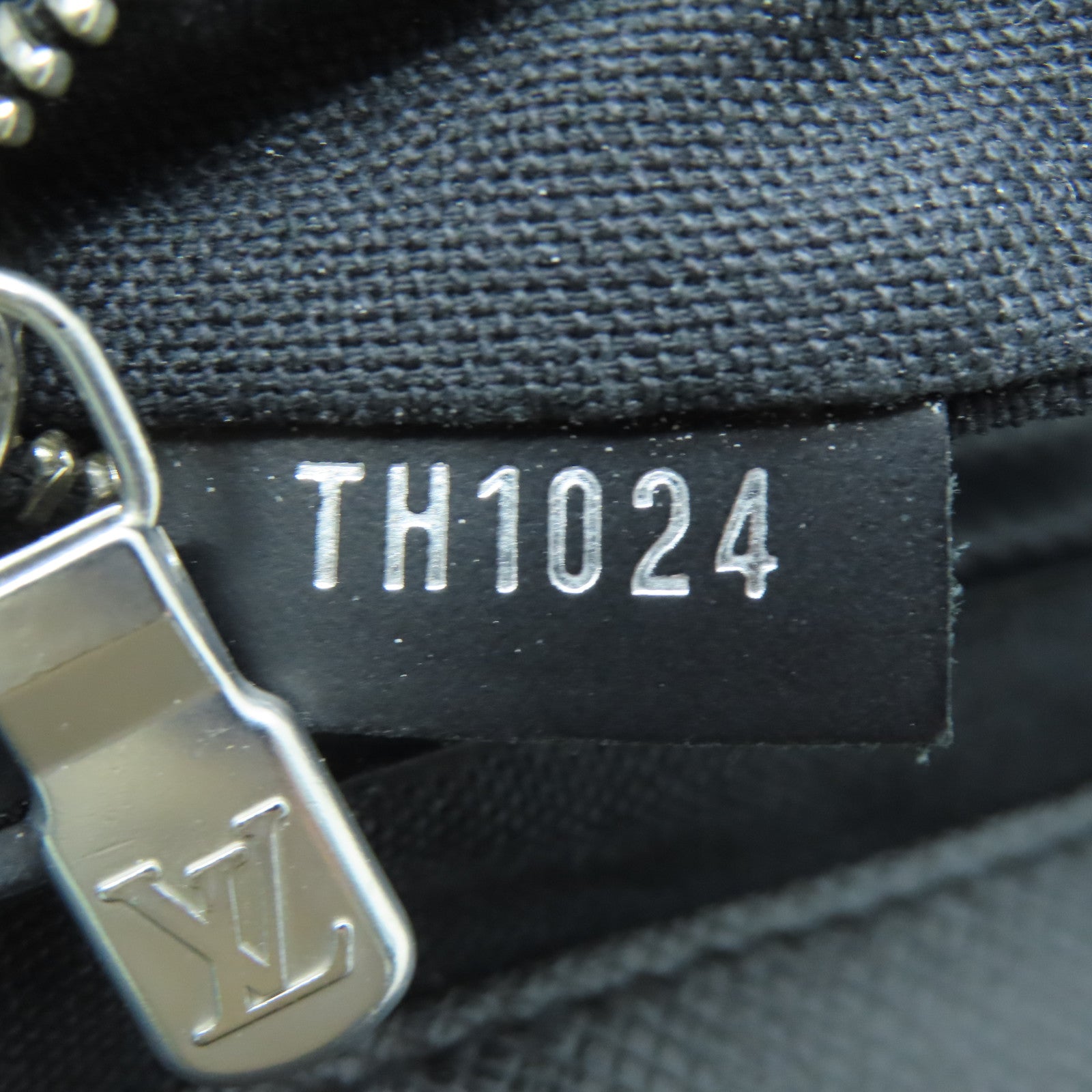 LOUIS VUITTON Taiga Kasbek PM银扣手挽袋黑色