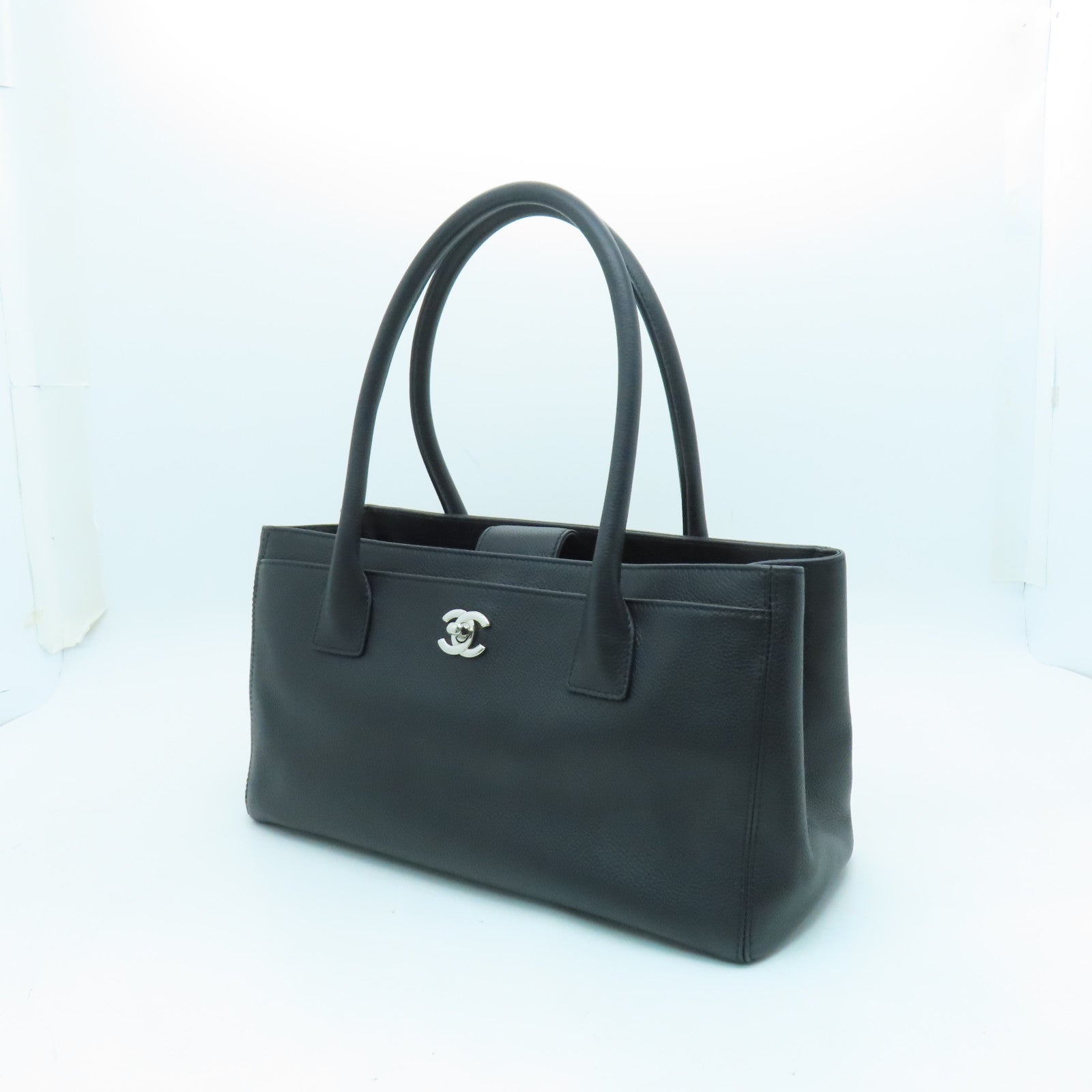 CHANEL 皮革Hand Bag銀扣手挽袋黑色