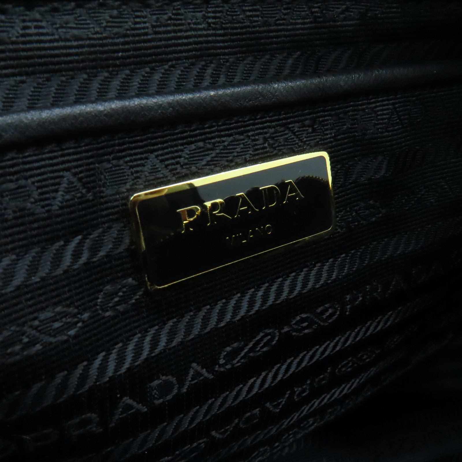 PRADA 尼龍Tessuto Impuntu金扣鏈帶肩背袋黒色
