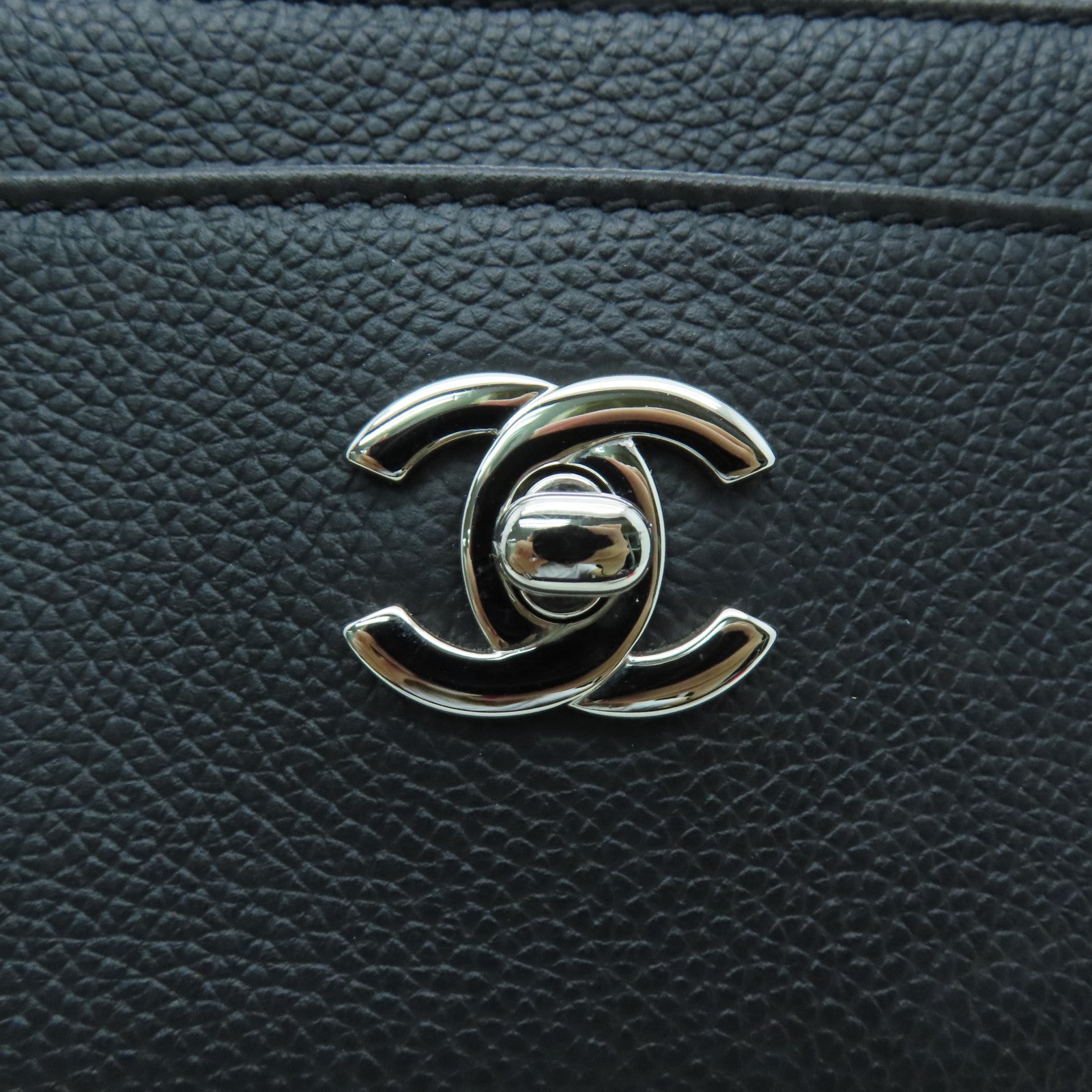 CHANEL 皮革Hand Bag銀扣手挽袋黑色
