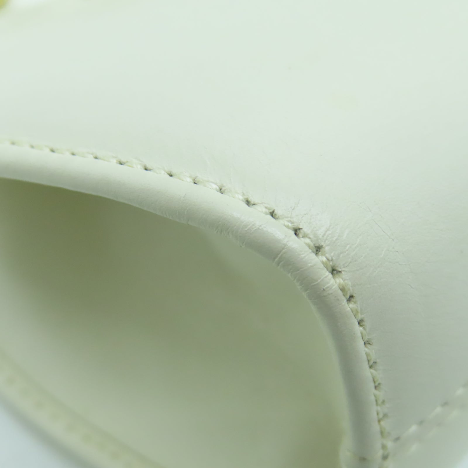 Salvatore Ferragamo 牛皮皮革Shoulder Bag金扣鏈帶肩背袋白色