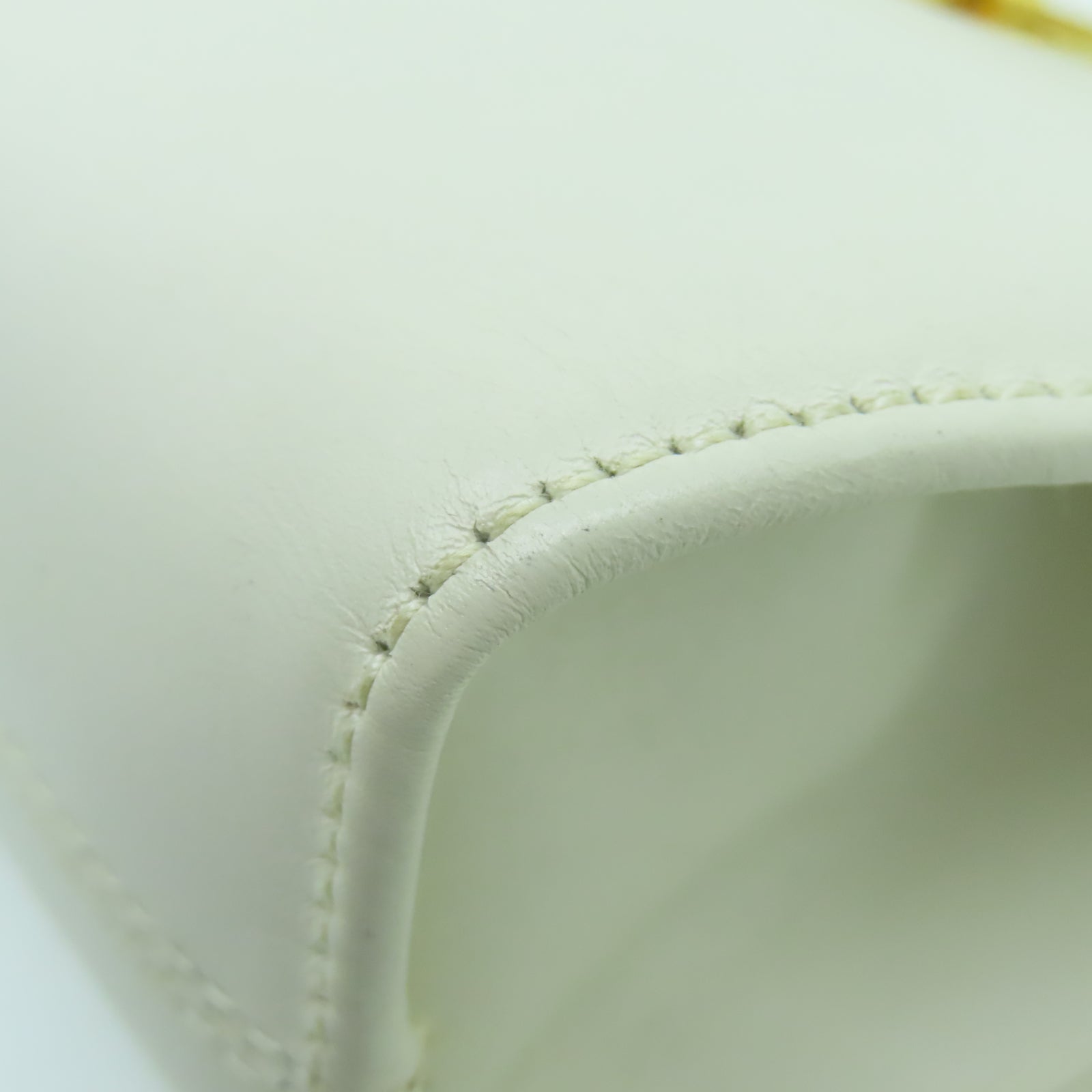 Salvatore Ferragamo 牛皮皮革Shoulder Bag金扣鏈帶肩背袋白色