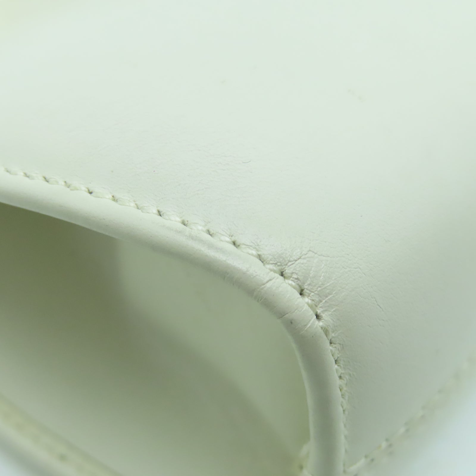 Salvatore Ferragamo 牛皮皮革Shoulder Bag金扣鏈帶肩背袋白色