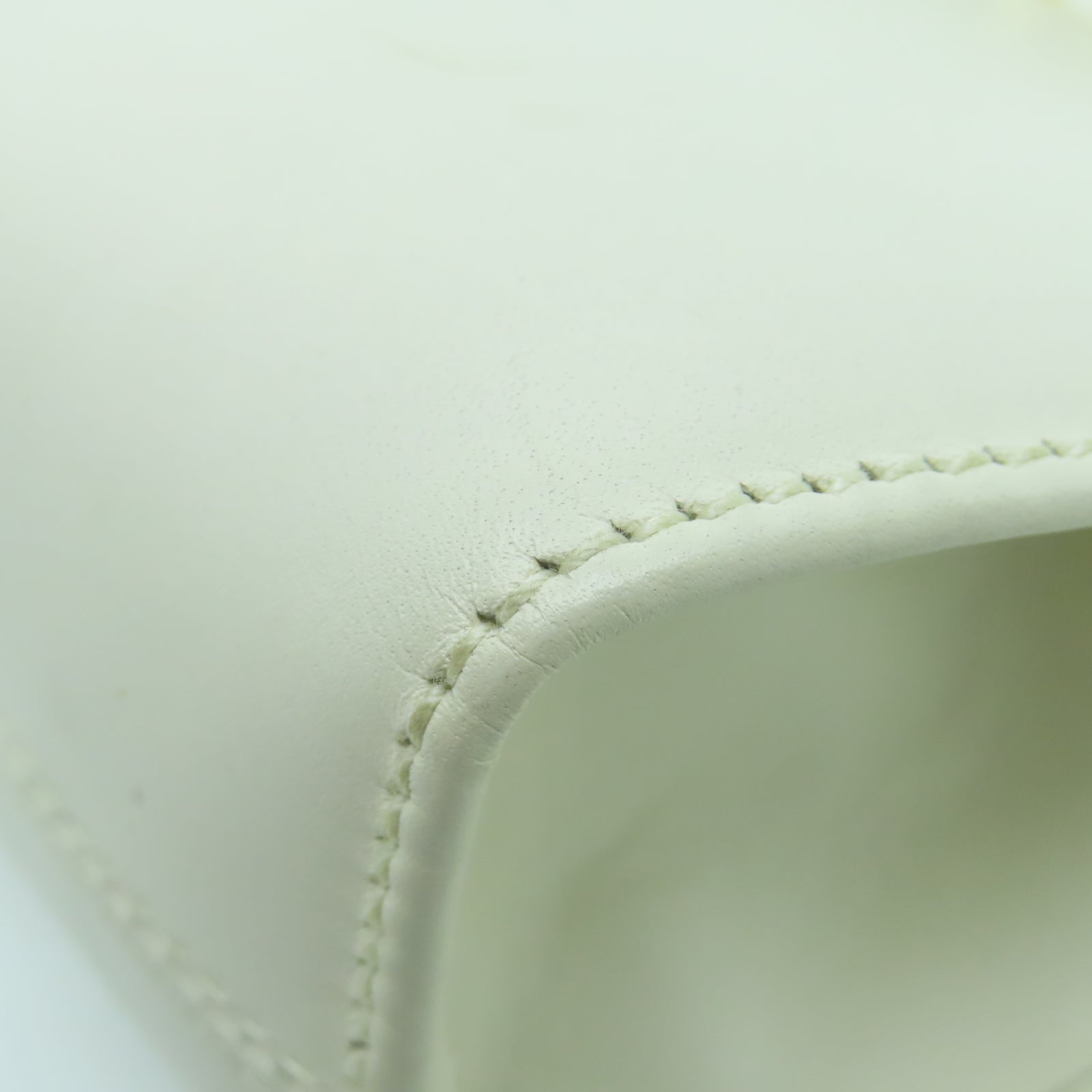 Salvatore Ferragamo 牛皮皮革Shoulder Bag金扣鏈帶肩背袋白色
