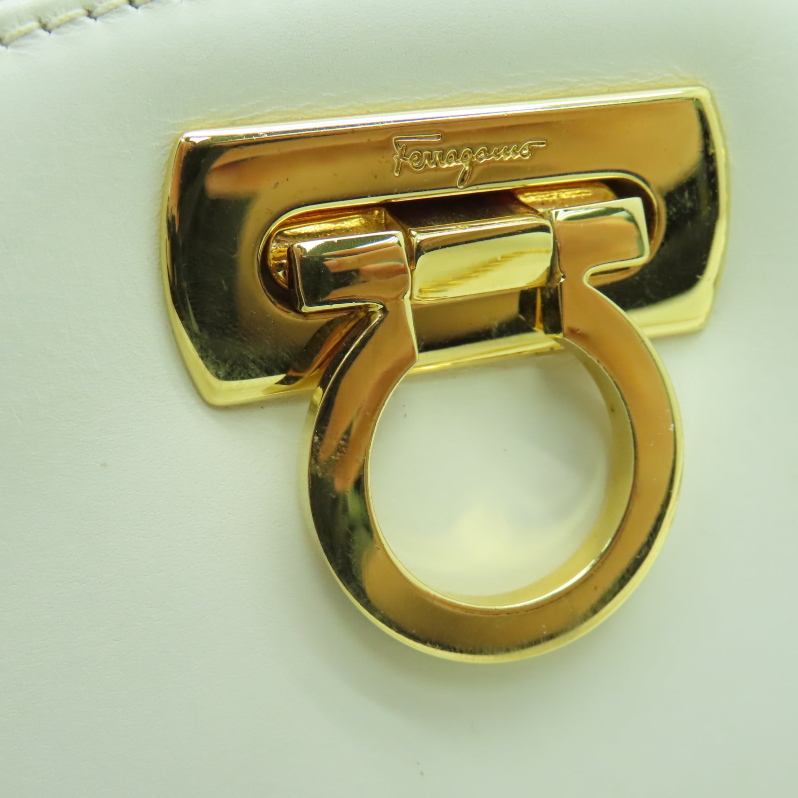 Salvatore Ferragamo 牛皮皮革Shoulder Bag金扣鏈帶肩背袋白色