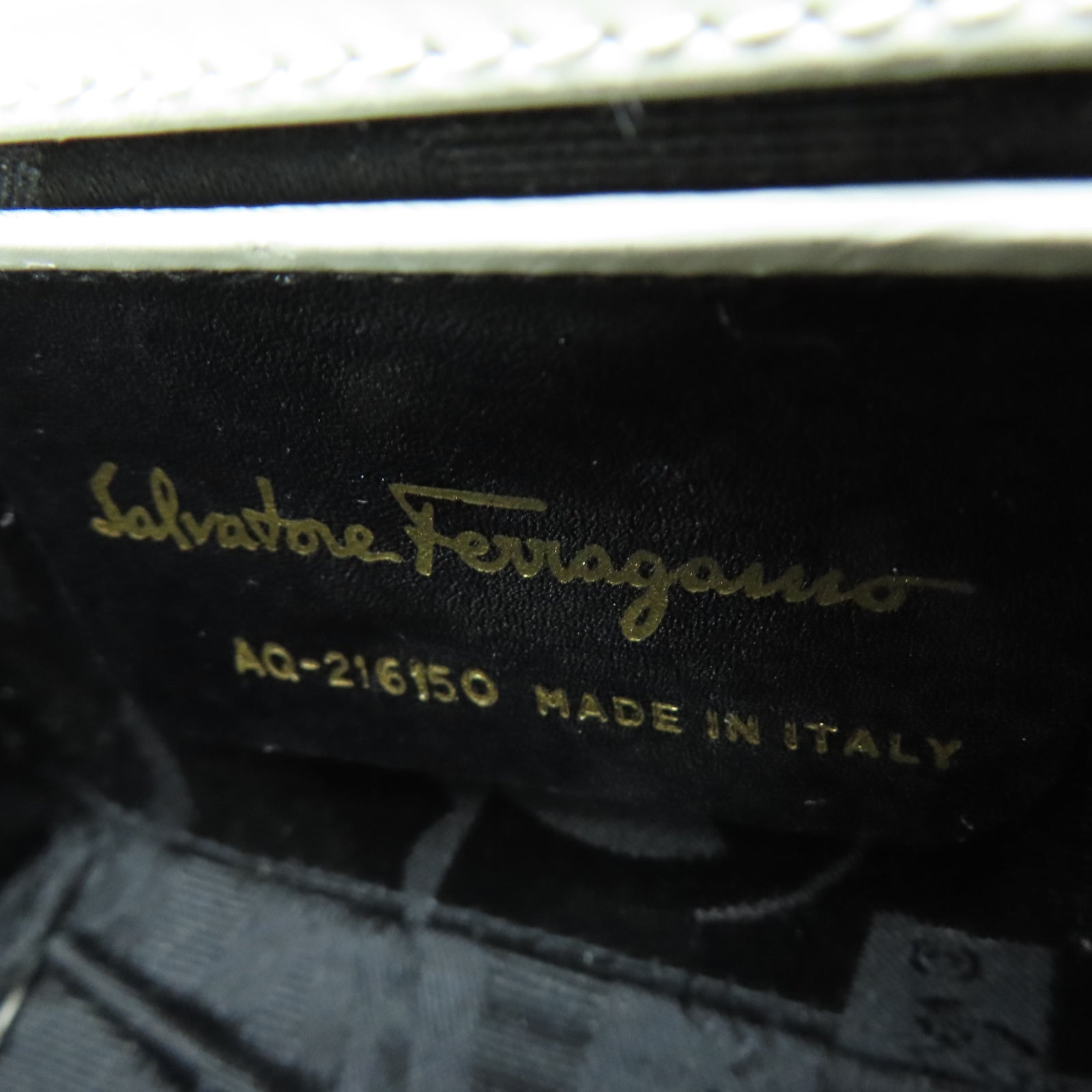 Salvatore Ferragamo 牛皮皮革Shoulder Bag金扣鏈帶肩背袋白色