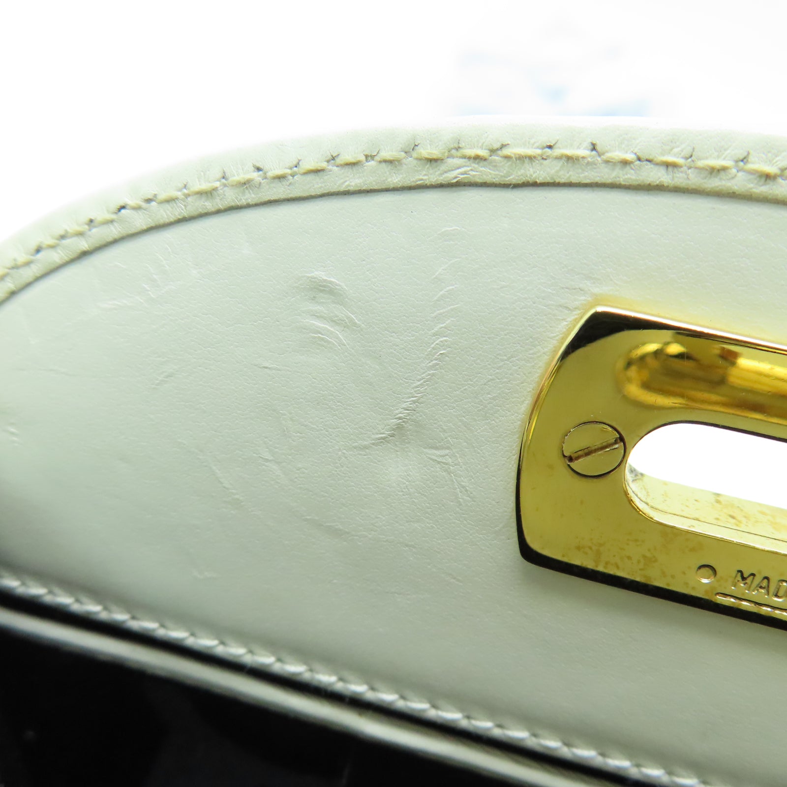 Salvatore Ferragamo 牛皮皮革Shoulder Bag金扣鏈帶肩背袋白色
