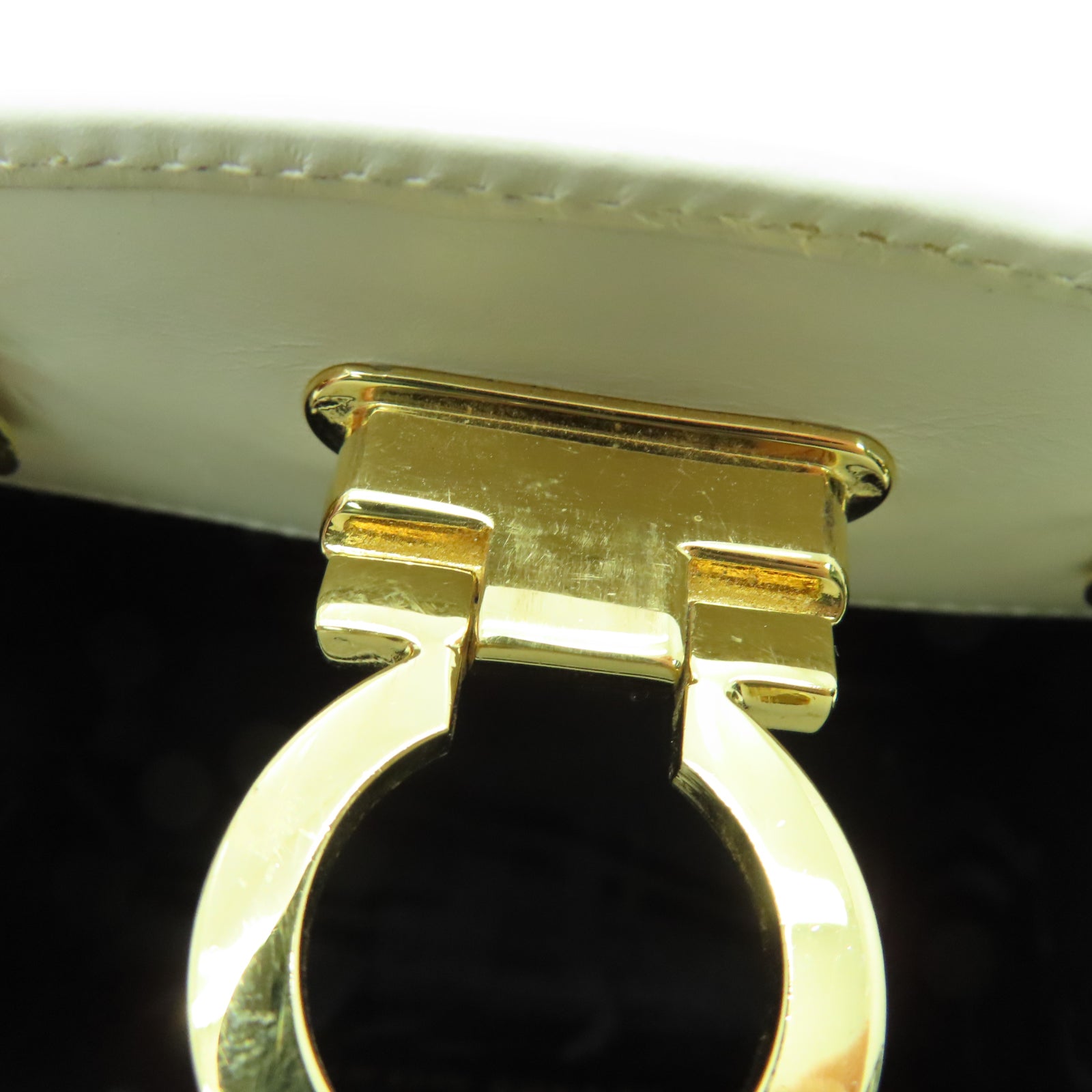 Salvatore Ferragamo 牛皮皮革Shoulder Bag金扣鏈帶肩背袋白色
