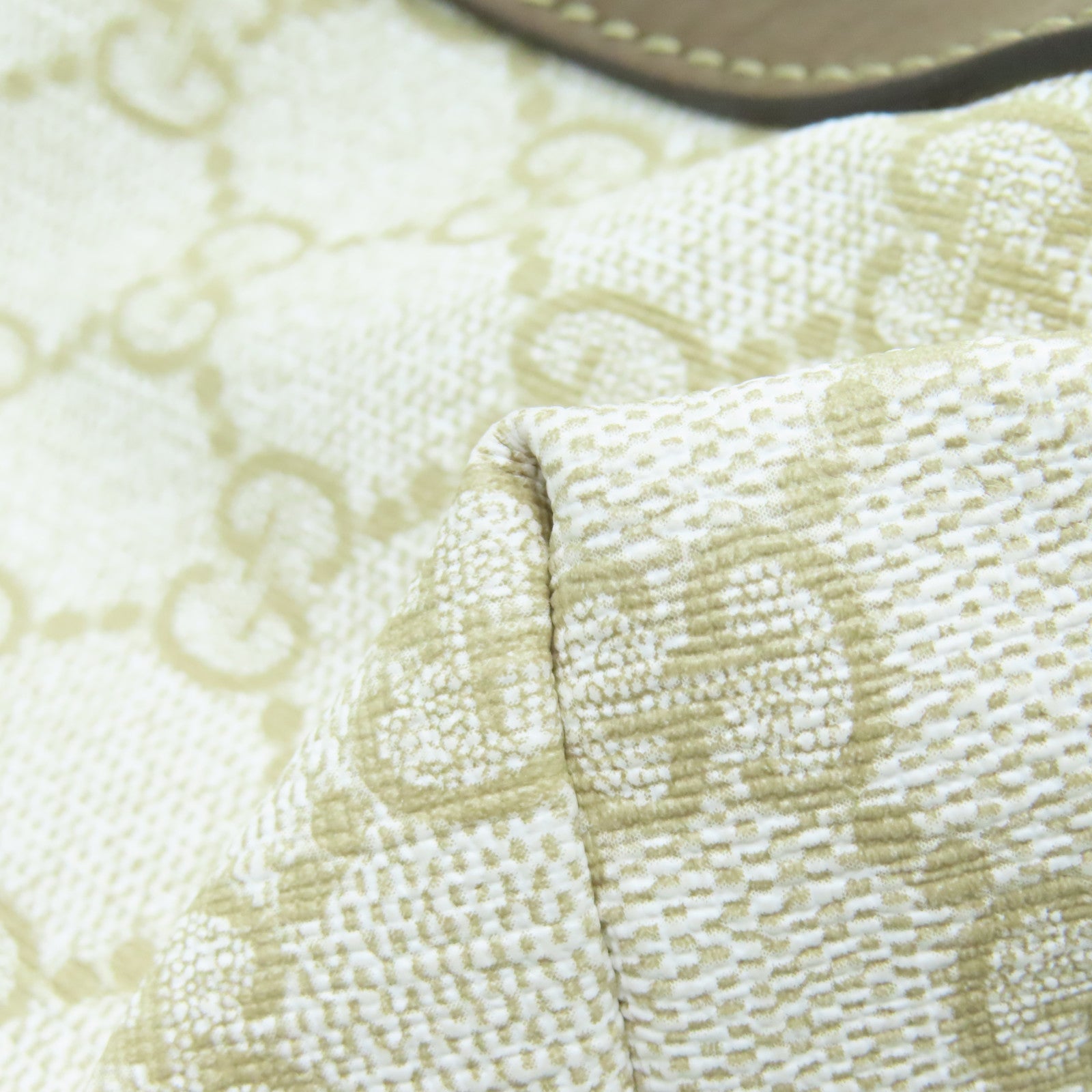 GUCCI 塗層帆布Shoulder Bag金扣肩背袋白色