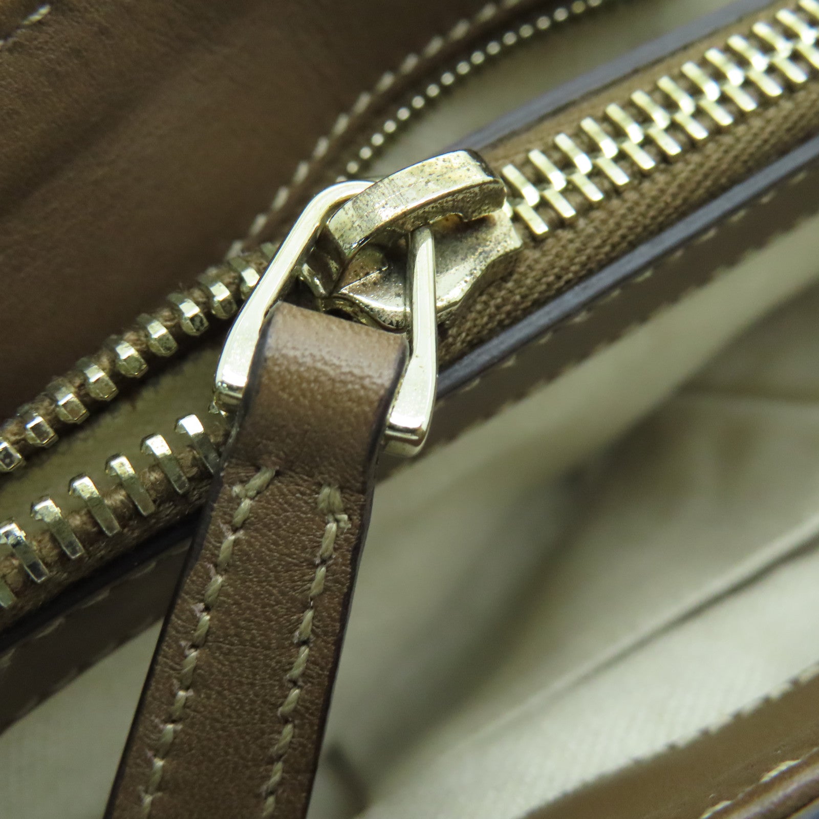 GUCCI 塗層帆布Shoulder Bag金扣肩背袋白色