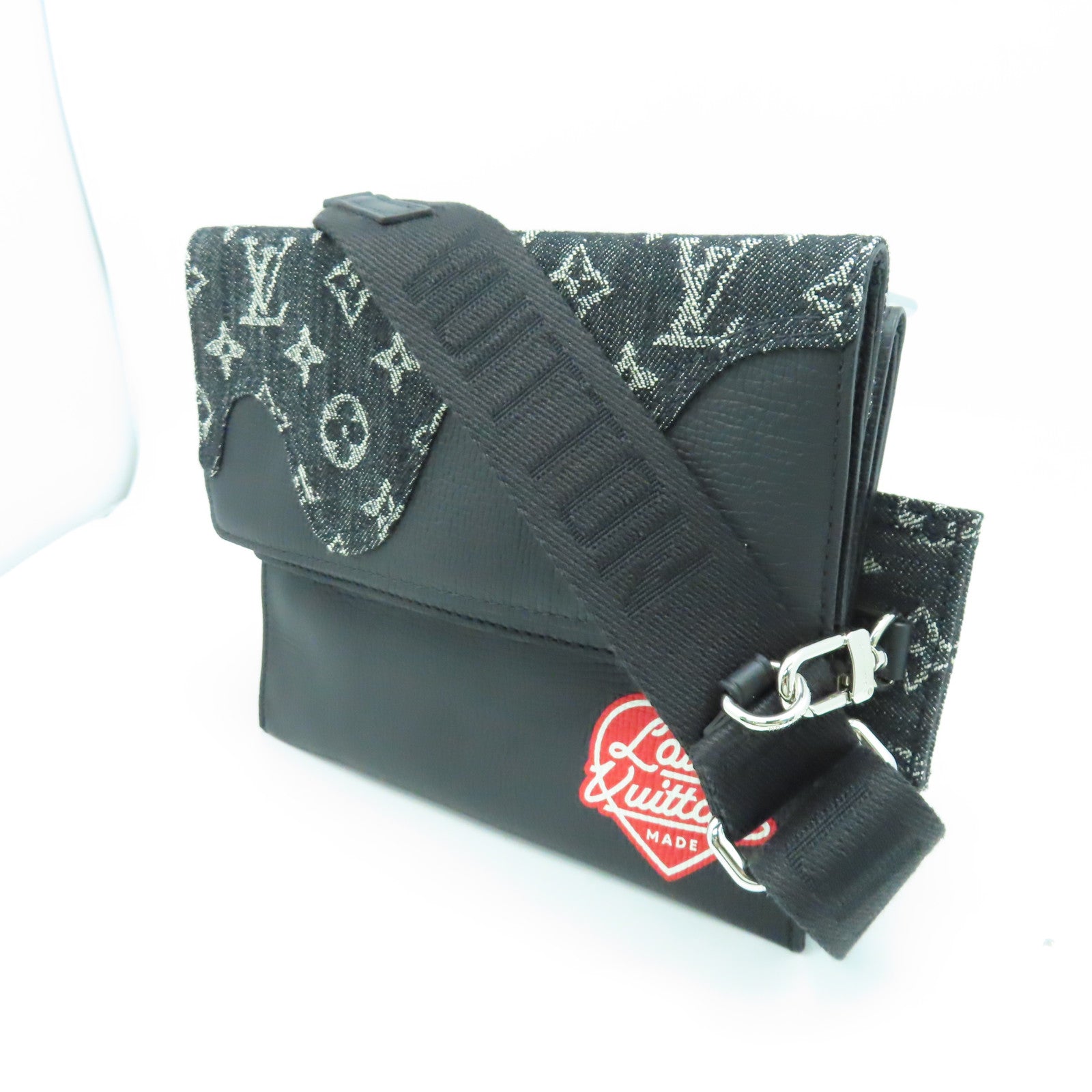 LOUIS VUITTON Monogram Denim/Taurillon皮革Trio Pouch银扣肩背袋黑色