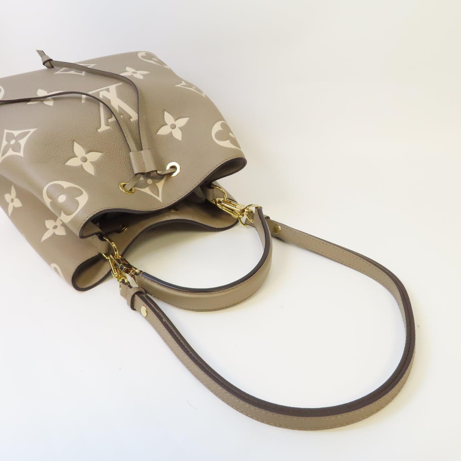 LOUIS VUITTON Monogram Empreinte NeoNoe MM金扣手挽肩背兩用袋斑鳩灰色/奶油色