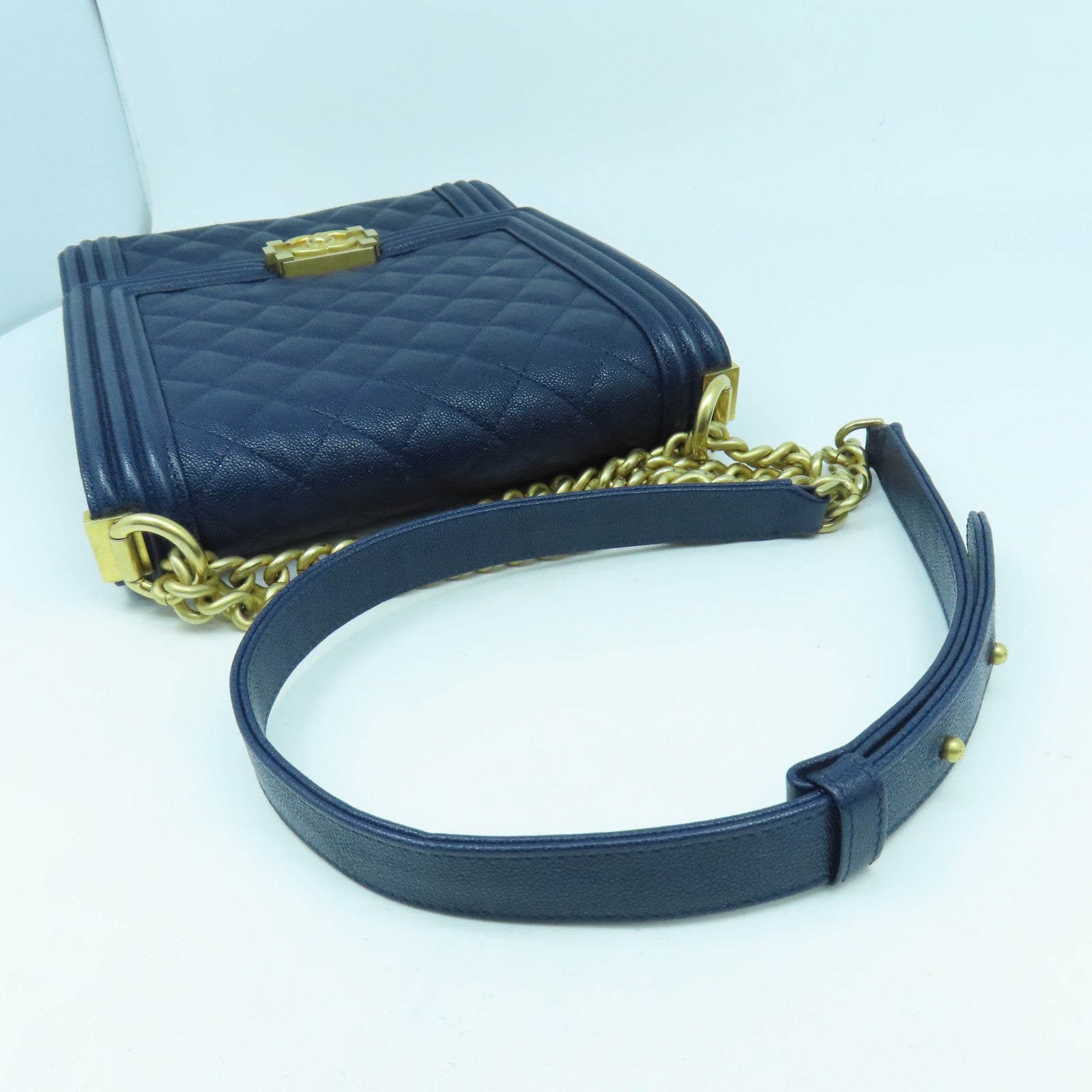 CHANEL 菱格Caviar皮革Boy Chain Shoulder金扣鏈帶肩背袋深藍色