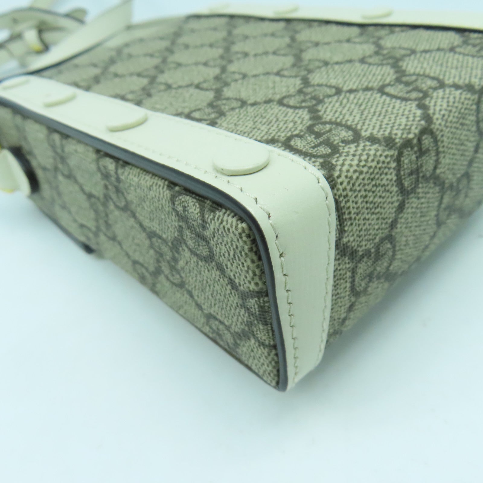 GUCCI 塗層帆布Shoulder Bag金扣肩背袋白色/啡色