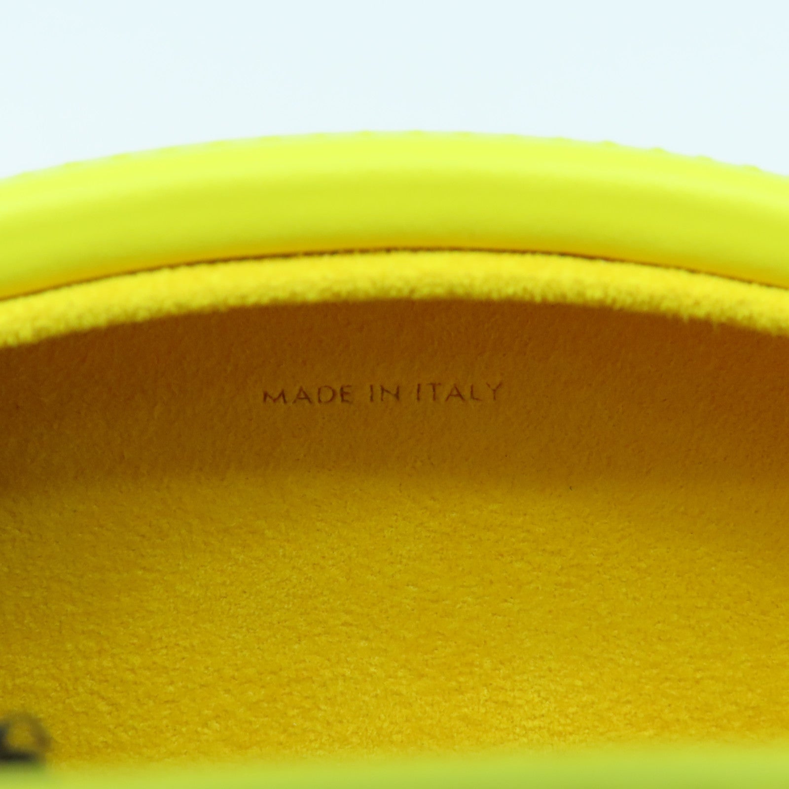 CELINE 牛皮皮革Cuir Triomphe Oval Minaudiere手挽袋黃色