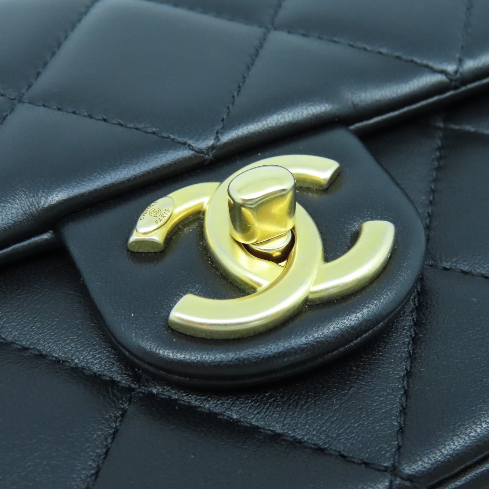 CHANEL 菱格羊皮皮革Chain Shoulder金扣鏈帶肩背袋黑色