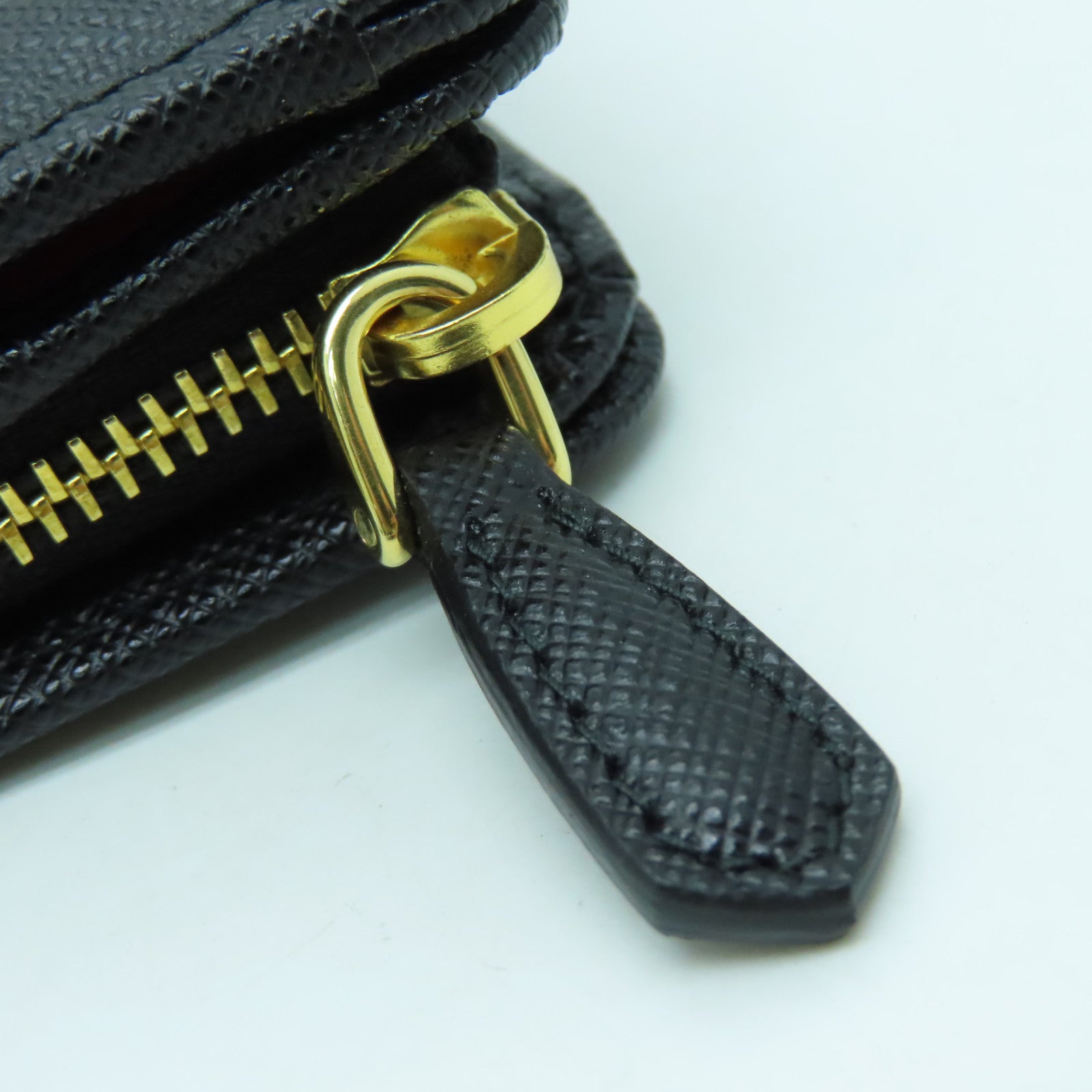 PRADA Saffiano皮革Wallet金扣钱包黑色