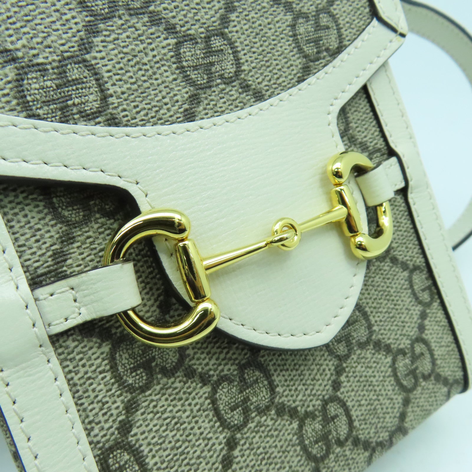 GUCCI 塗層帆布Shoulder Bag金扣肩背袋白色/啡色